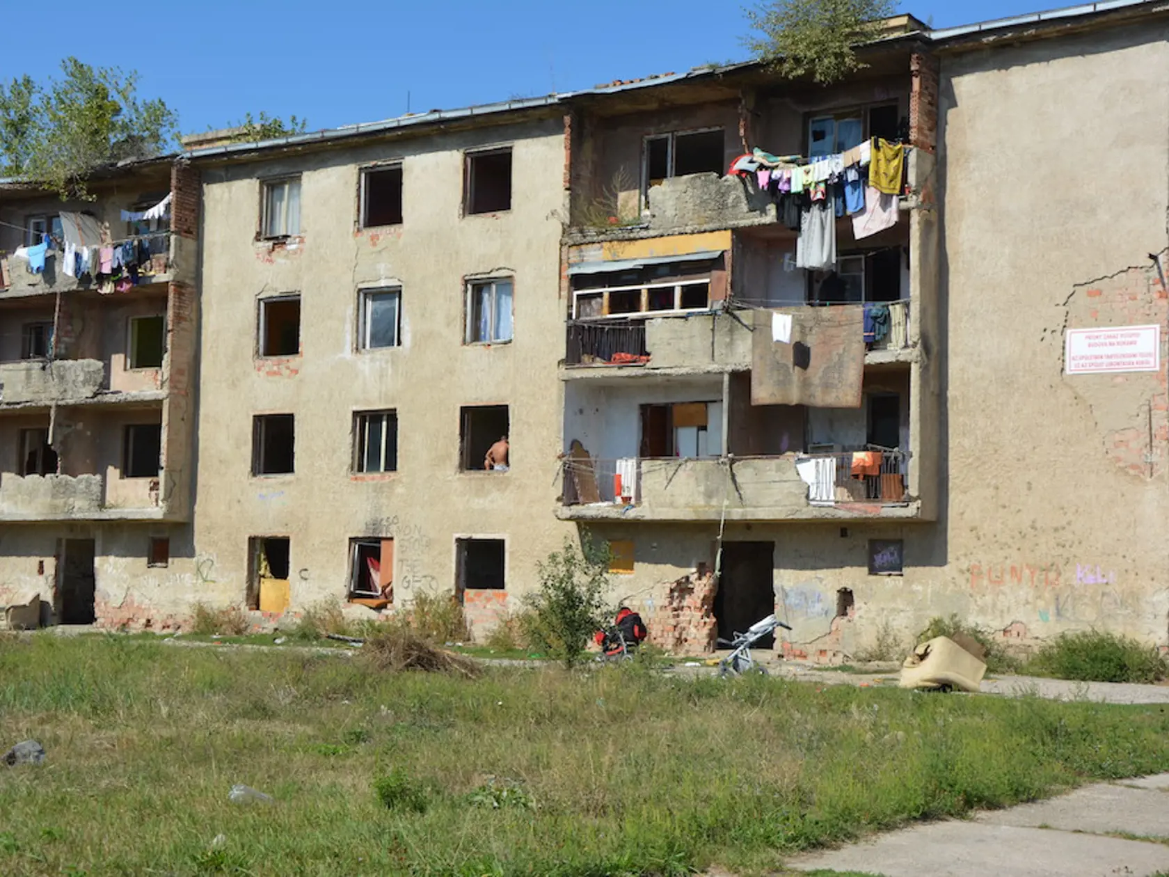 Bytovku určenú na zbúranie stále obývajú neprispôsobiví.