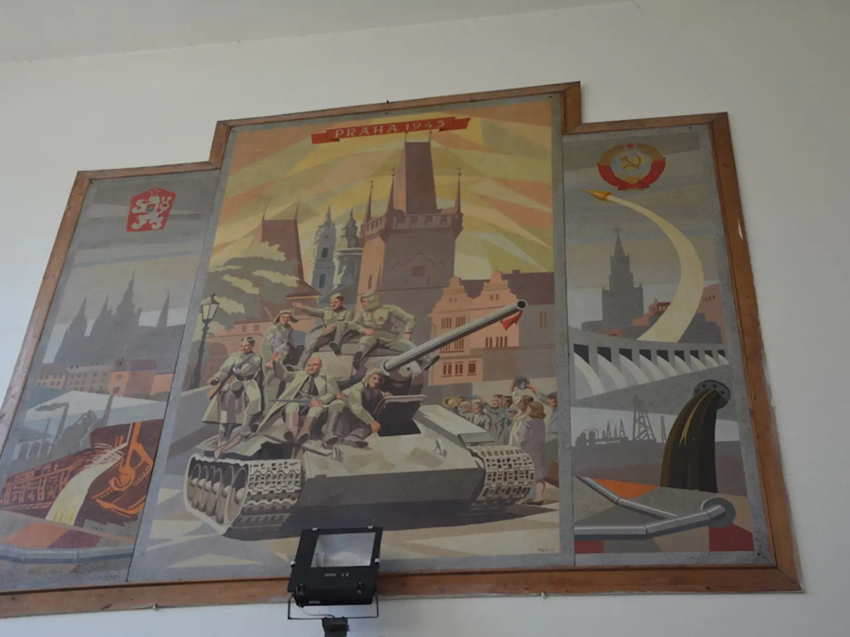 Obrovský obraz oslobodenia Prahy Sovietskou armádou, stále visí vo vestibule železničnej stanice.