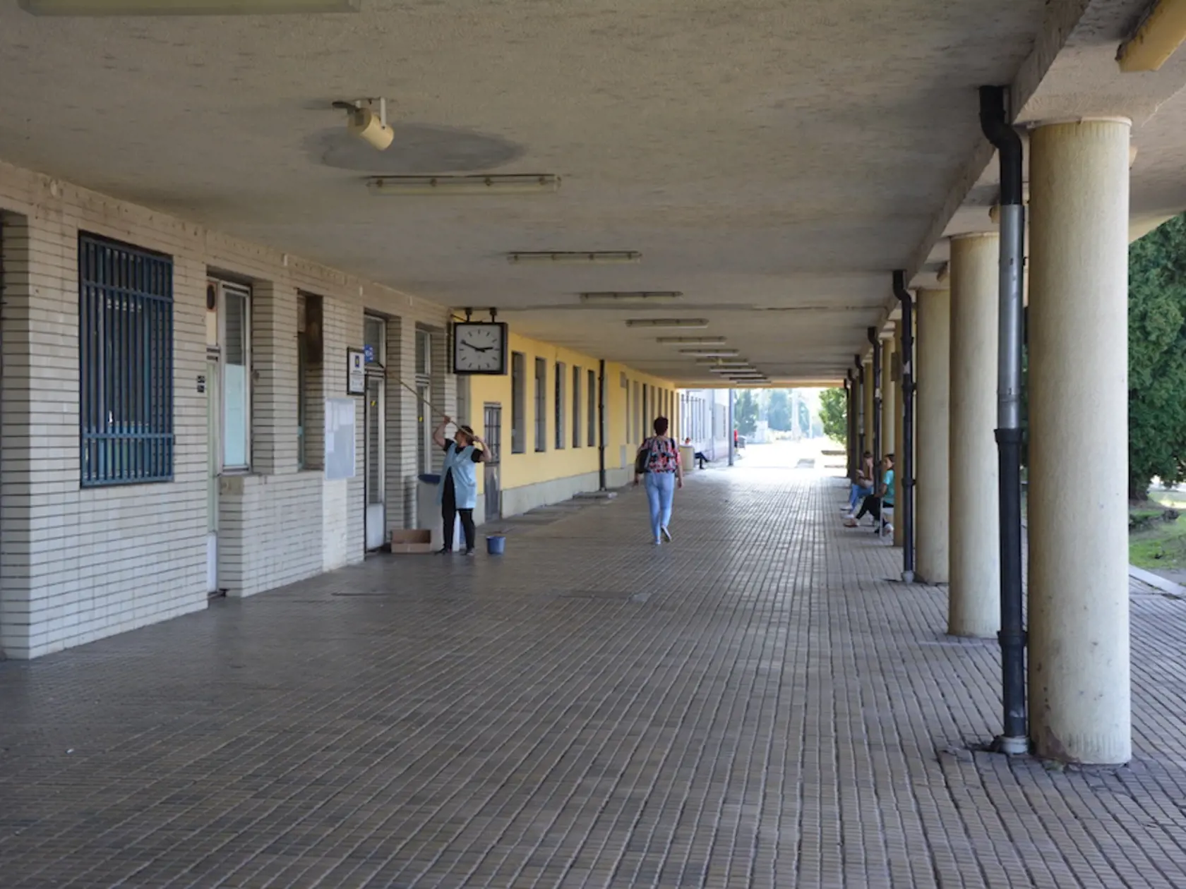 Terasa pri vestibule železničnej stanice. V najlepších časo prekládkovej stanice sa tu deň - noc hemžilo množstvo cestujúcich a zamestnancov. Inak vyzerá ako pred polstoročím.