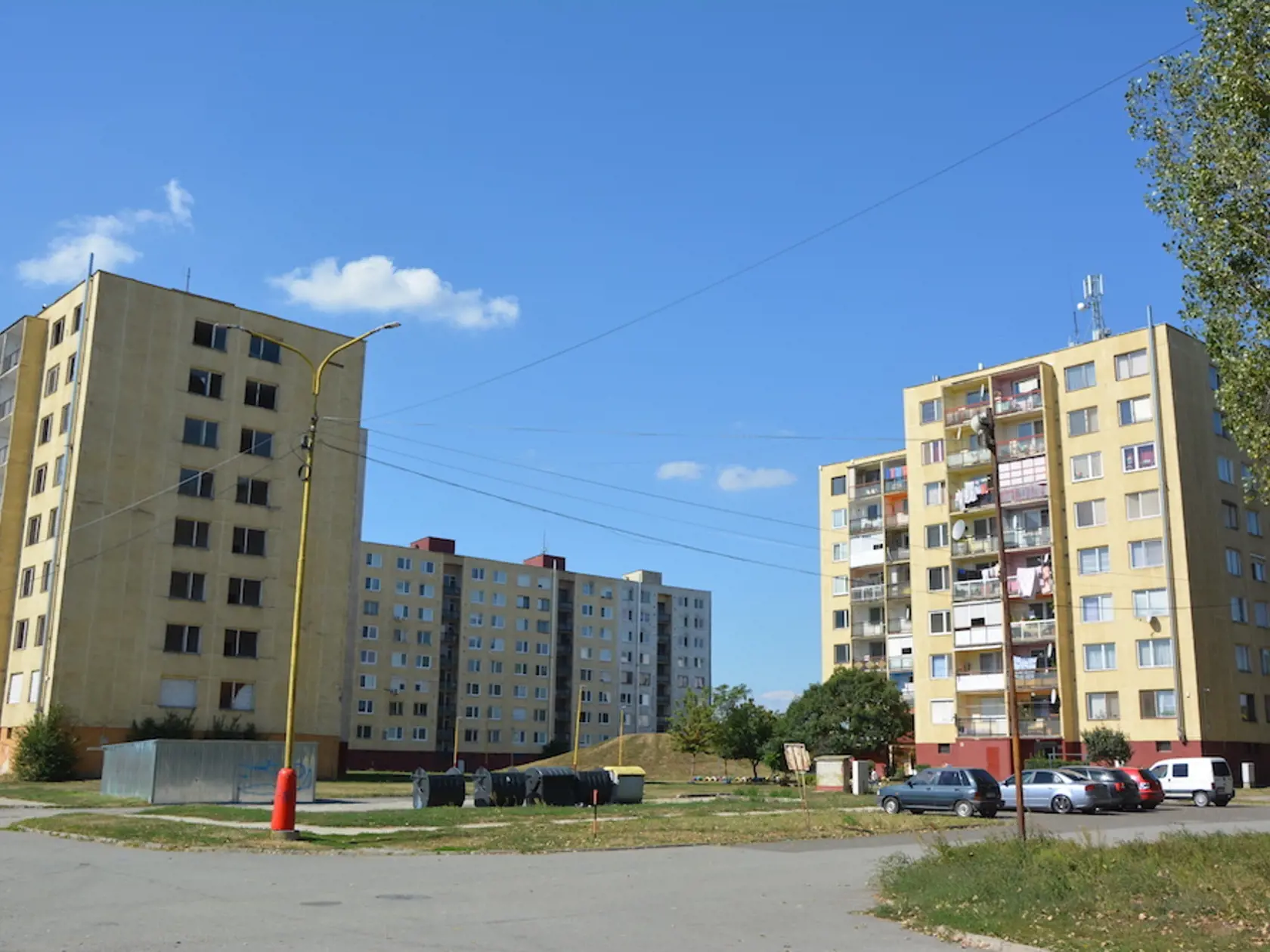 Sídlisko, krajná bytovka vľavo je takisto určená na likvidáciu.