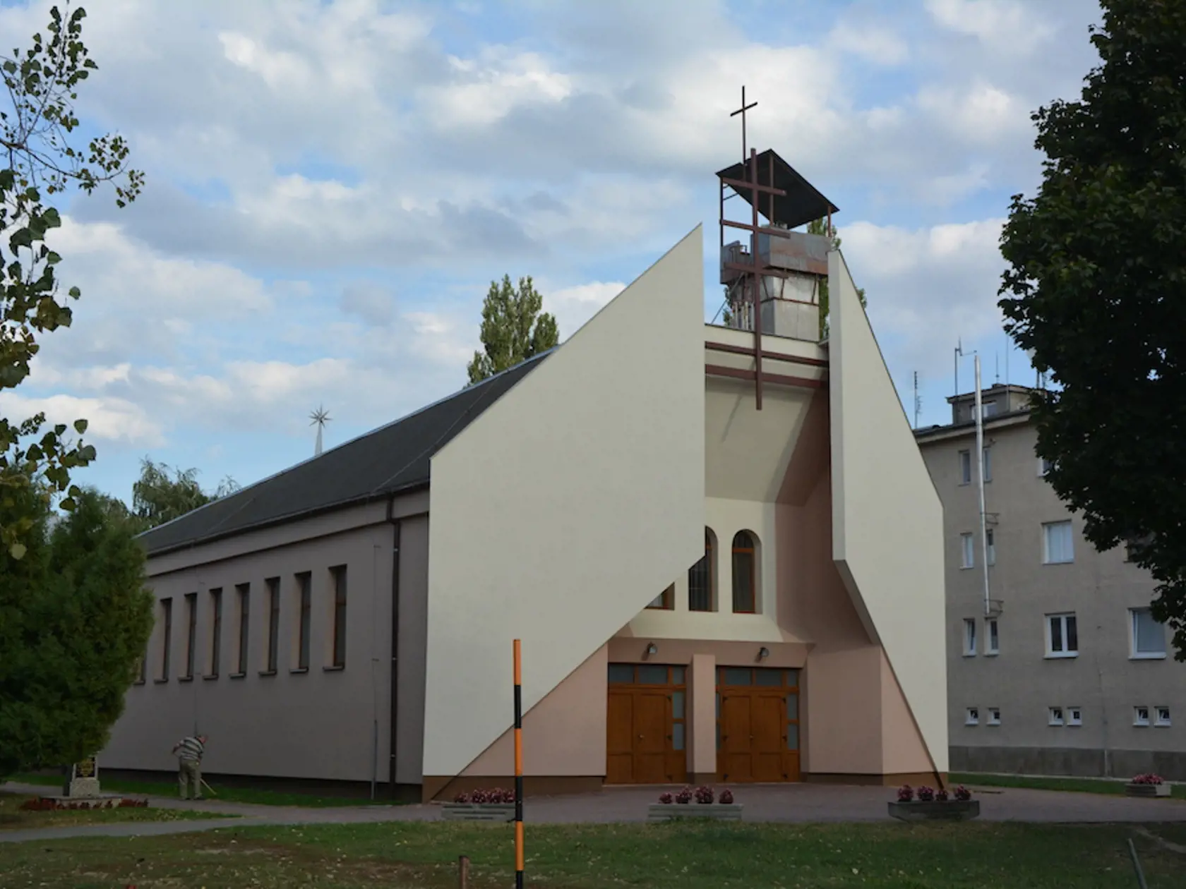 Kostol z kotolne z prednej časti - slúži pre rímskokatolíkov, gréckokatolíkov a reformovanú cirkev.