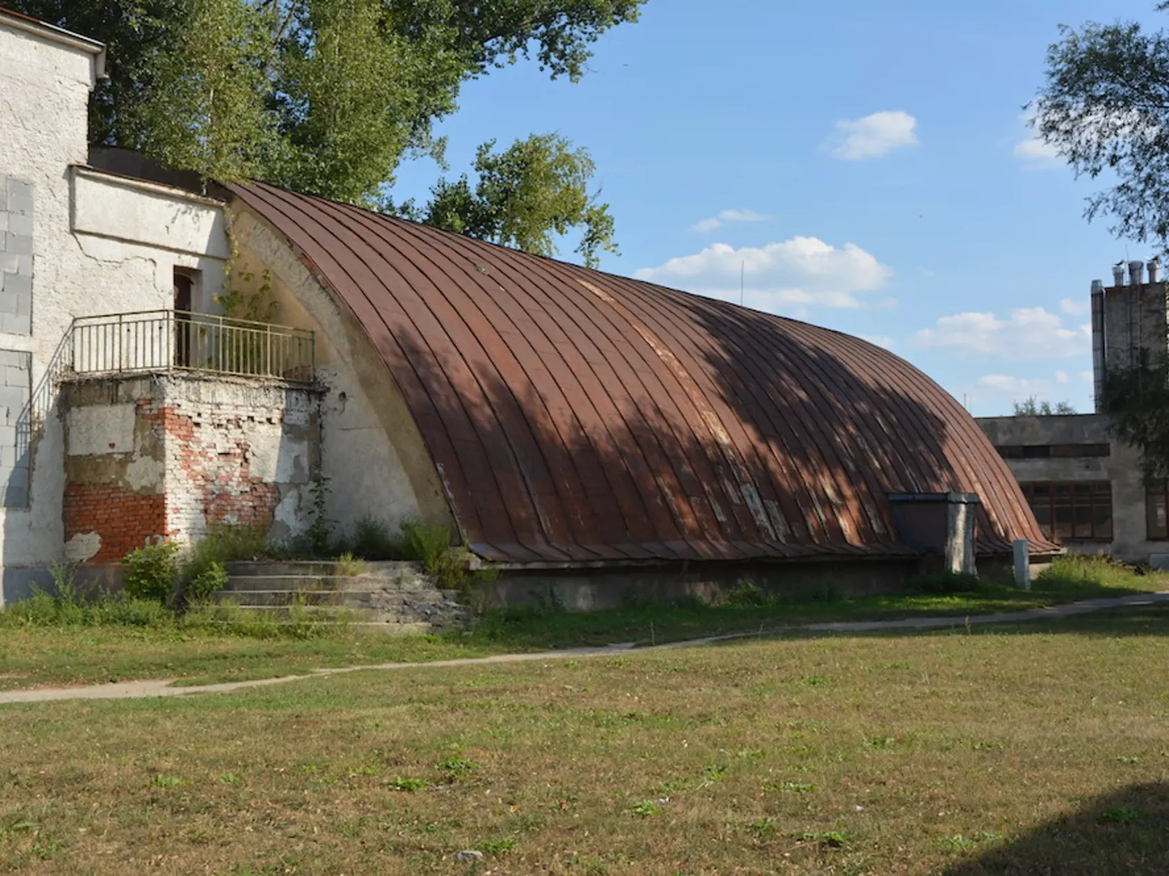 Kino je zatvorené už desaťročia, kedysi tu robila biletárku herečka a speváčka Szidi Tobiasz. Vnútorné sedadlá pre divákov boli z tmavohnedého dreva.
