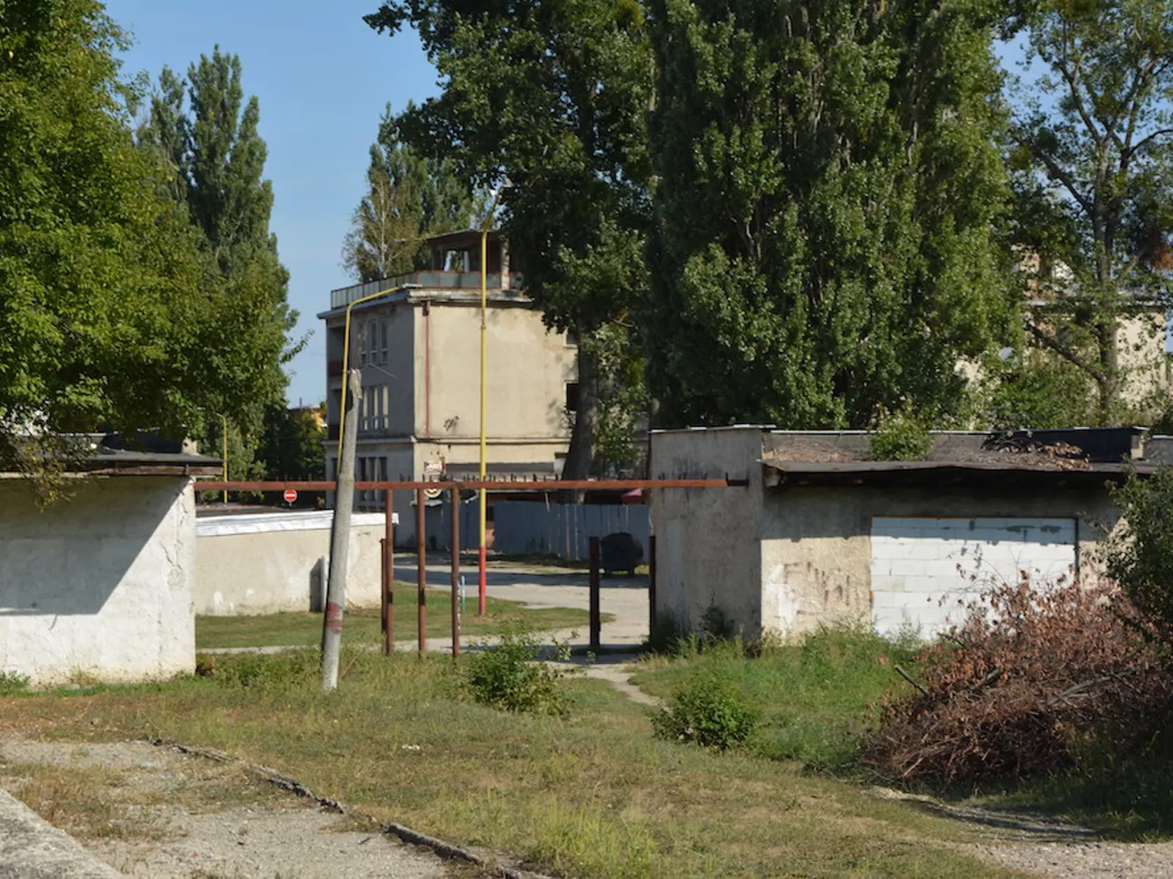 Bývalý vchod do kúpaliska.