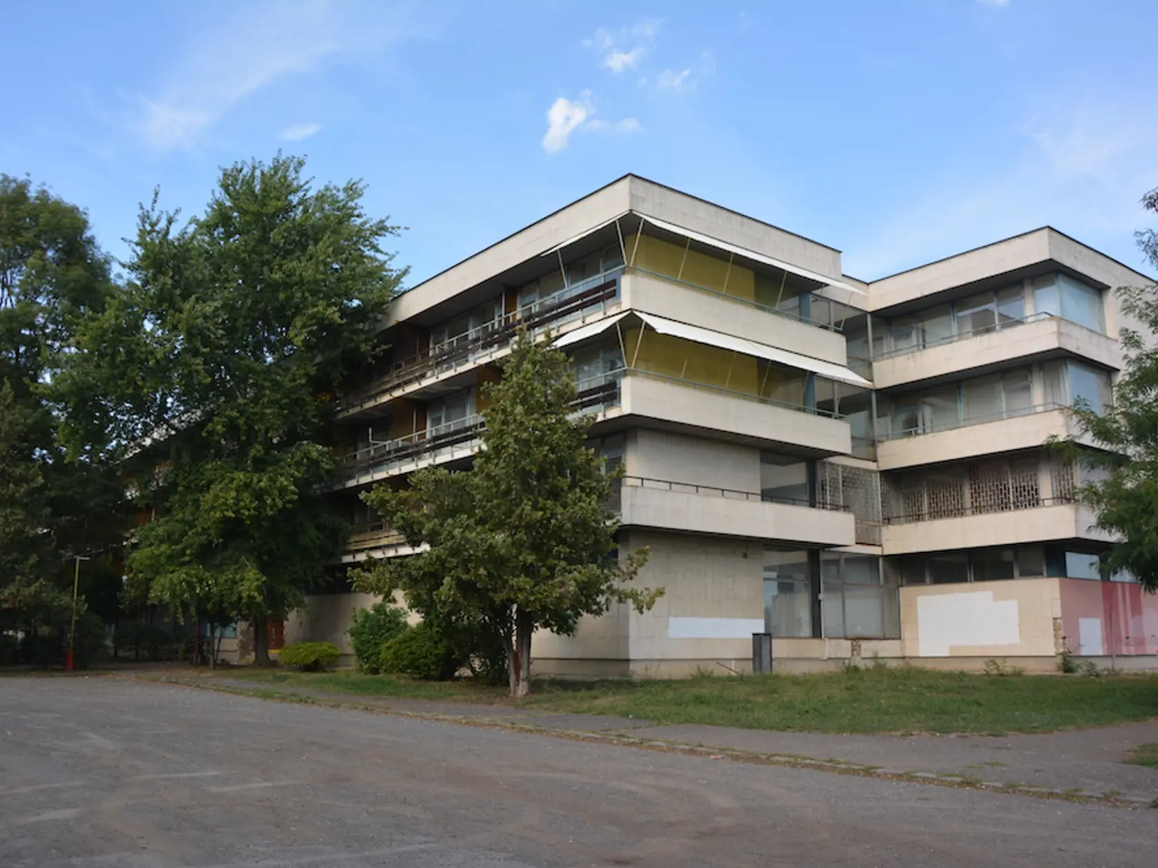 Bývalá Ubytovňa 400 je náročná na údržbu, okná sú hliníkové, prefukuje cez ne, ťažko sa vykuruje.