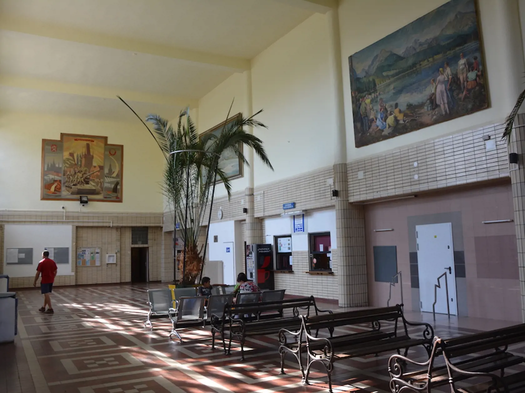 Vestibul železničnej stanice vyzerá desaťročia takmer rovnako. Zostali tam aj budovateľské nadrozmerné obrazy.