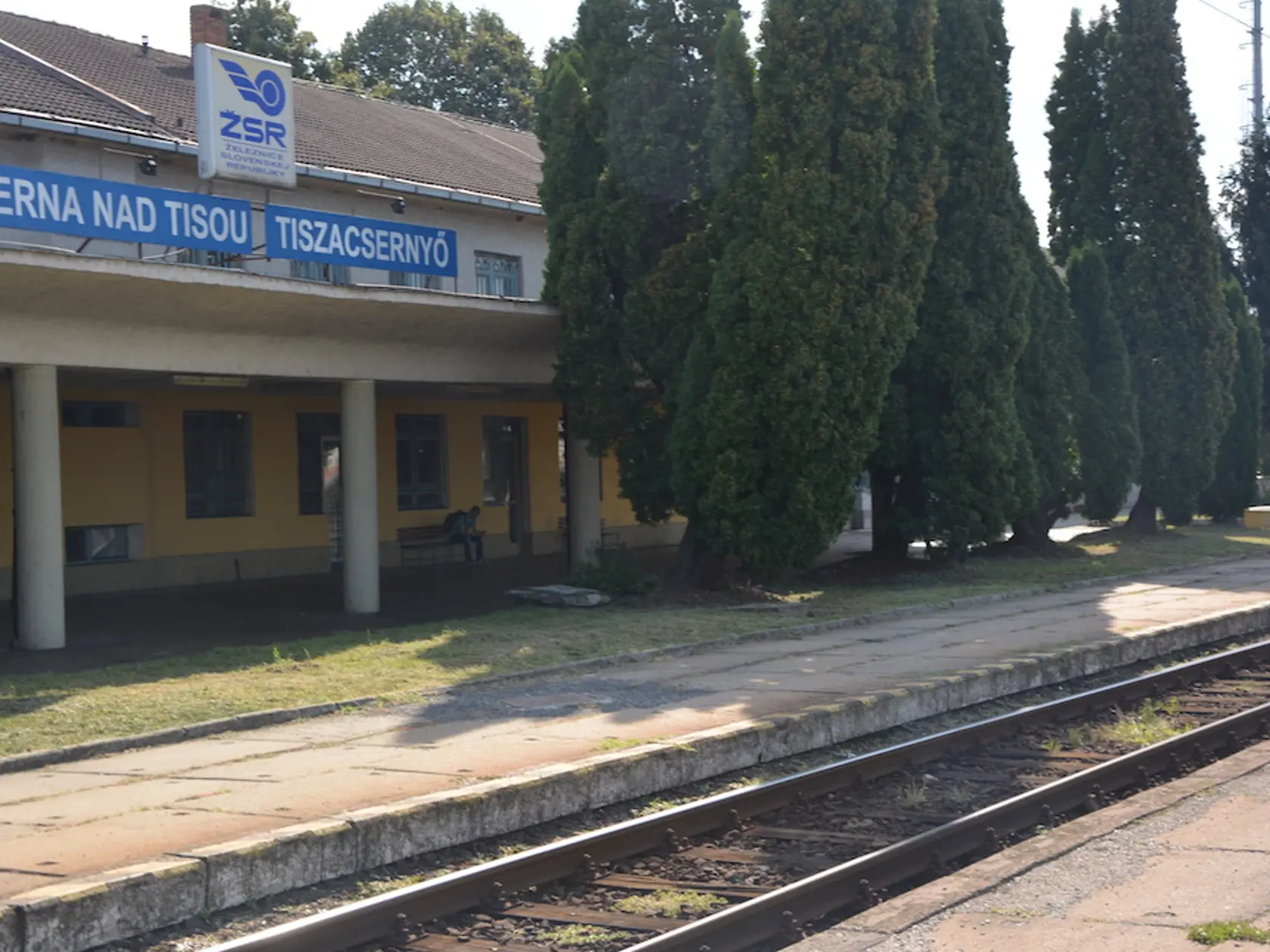 Staničná budova, pohľad v smere  od Ukrajiny.