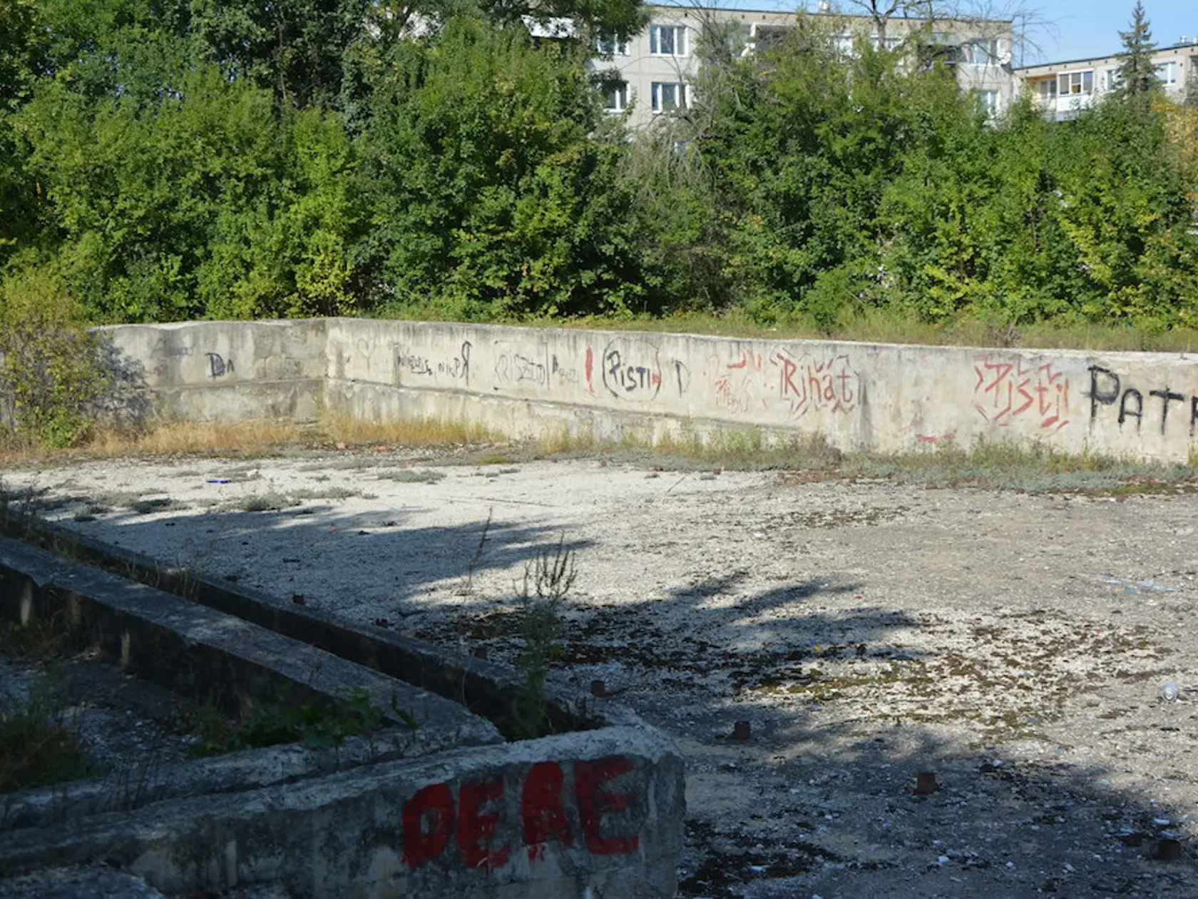Kedysi moderné kúpalisko, dnes po ňom zostala iba diera, kde bol kedysi bazén pre plavcov.