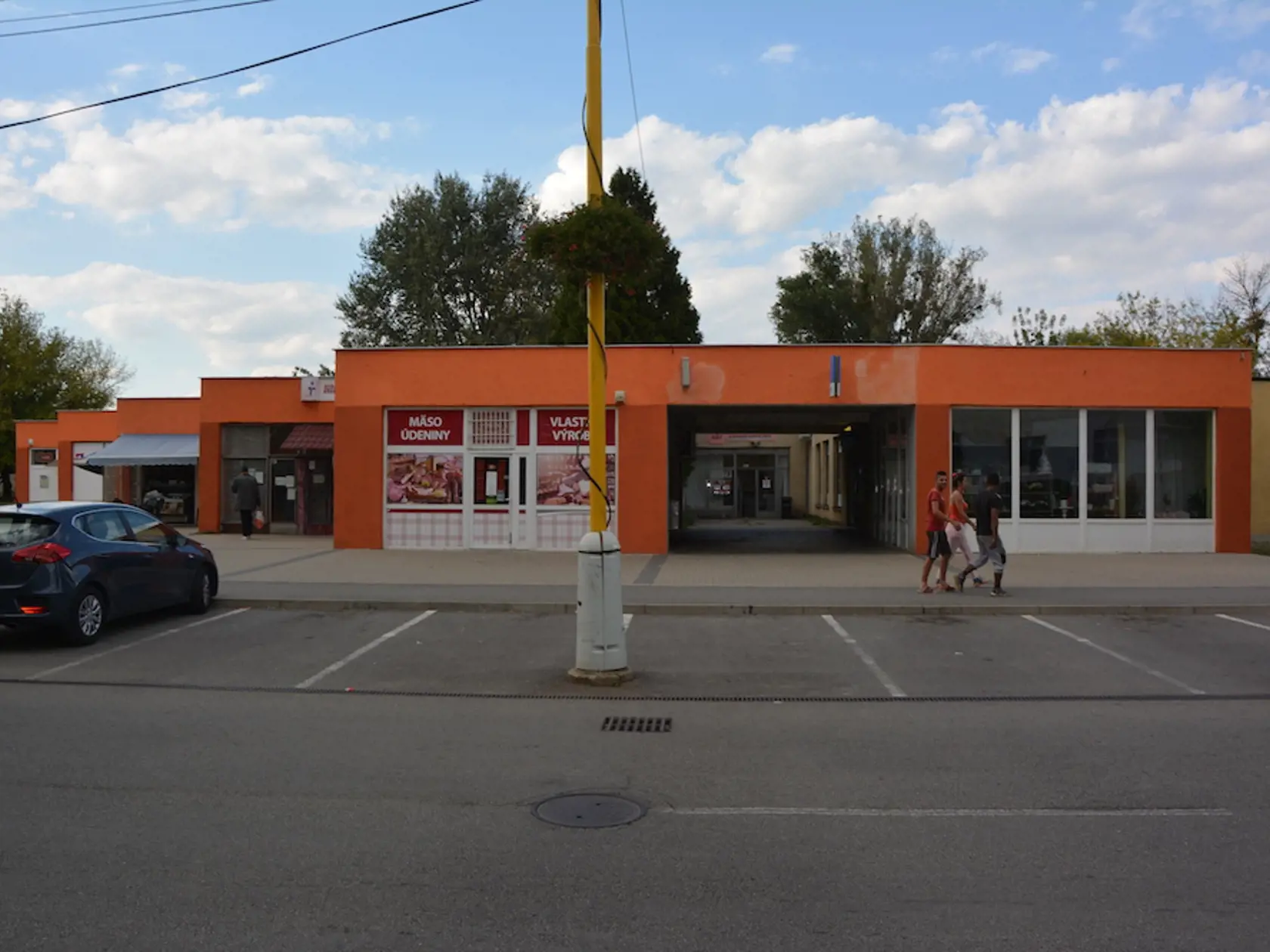 Na parkovisku pred bývalým Domom služieb v divokých 90-tych rokoch zabili Júliusa Tótha, bombu do vedľa stojacieho auta, podľa výpovede mafiánskeho bossa Mikuláša Černáka, montovali v jeho garáži bratia Mellovci zo stredného Slovenska. Nálož odpálili zo susednej bytovky.