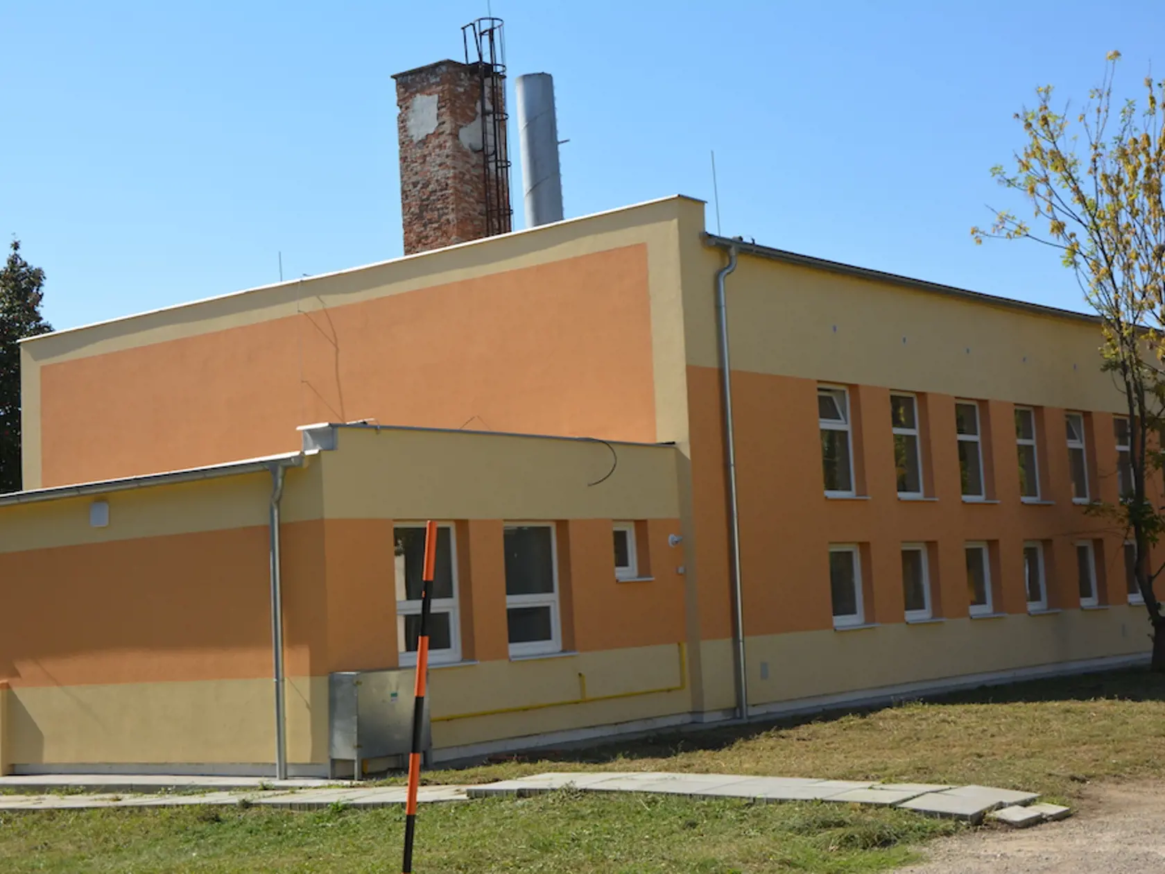 Budova kotolne je jednou z mále opravených budov, no nedávno sa tam zrútil strop.