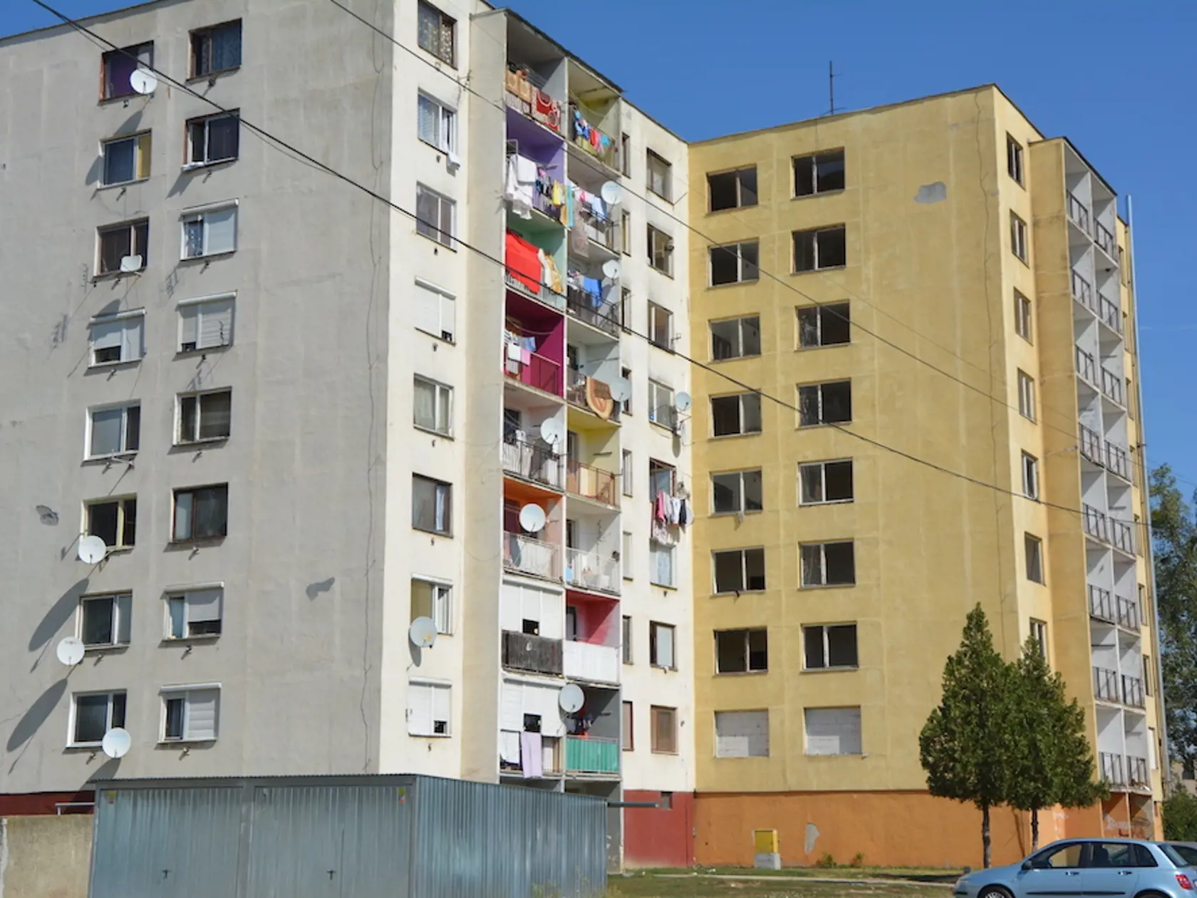 Krajná bytovka v západnej časti mesta je prázdna, lebo je zničená neprispôsobivými.