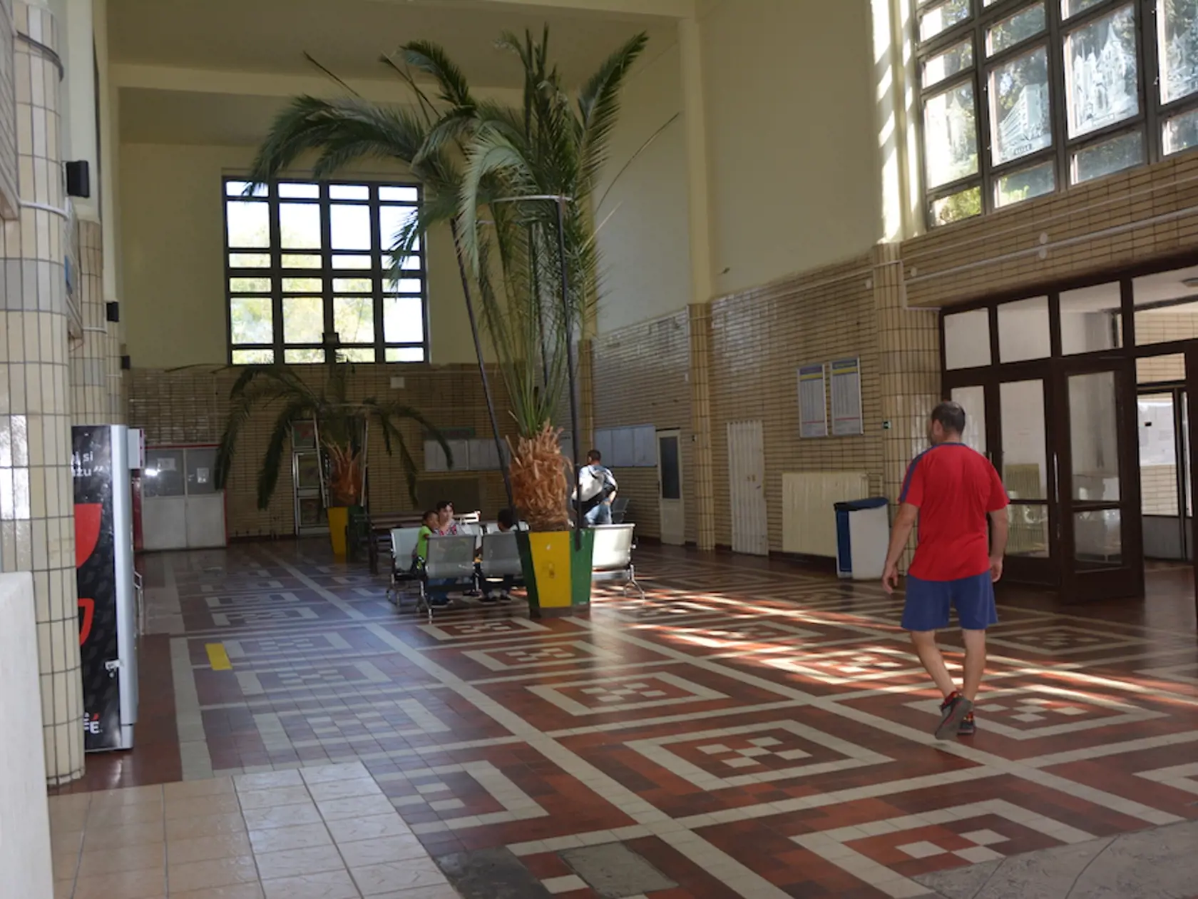 Vitráže vo vestibule železničnej stanice.