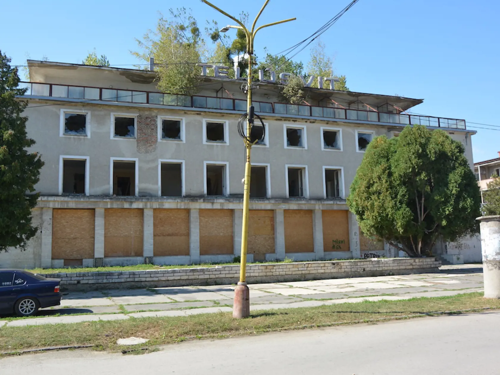 Hotel Úsvit bolo niekedy výkladnou skriňou mesta, dýchal z neho luxus, už desaťročia chátra. Preslávila ho nedávno tragicky zosnulá mladá režisérka Mária Rumanová.