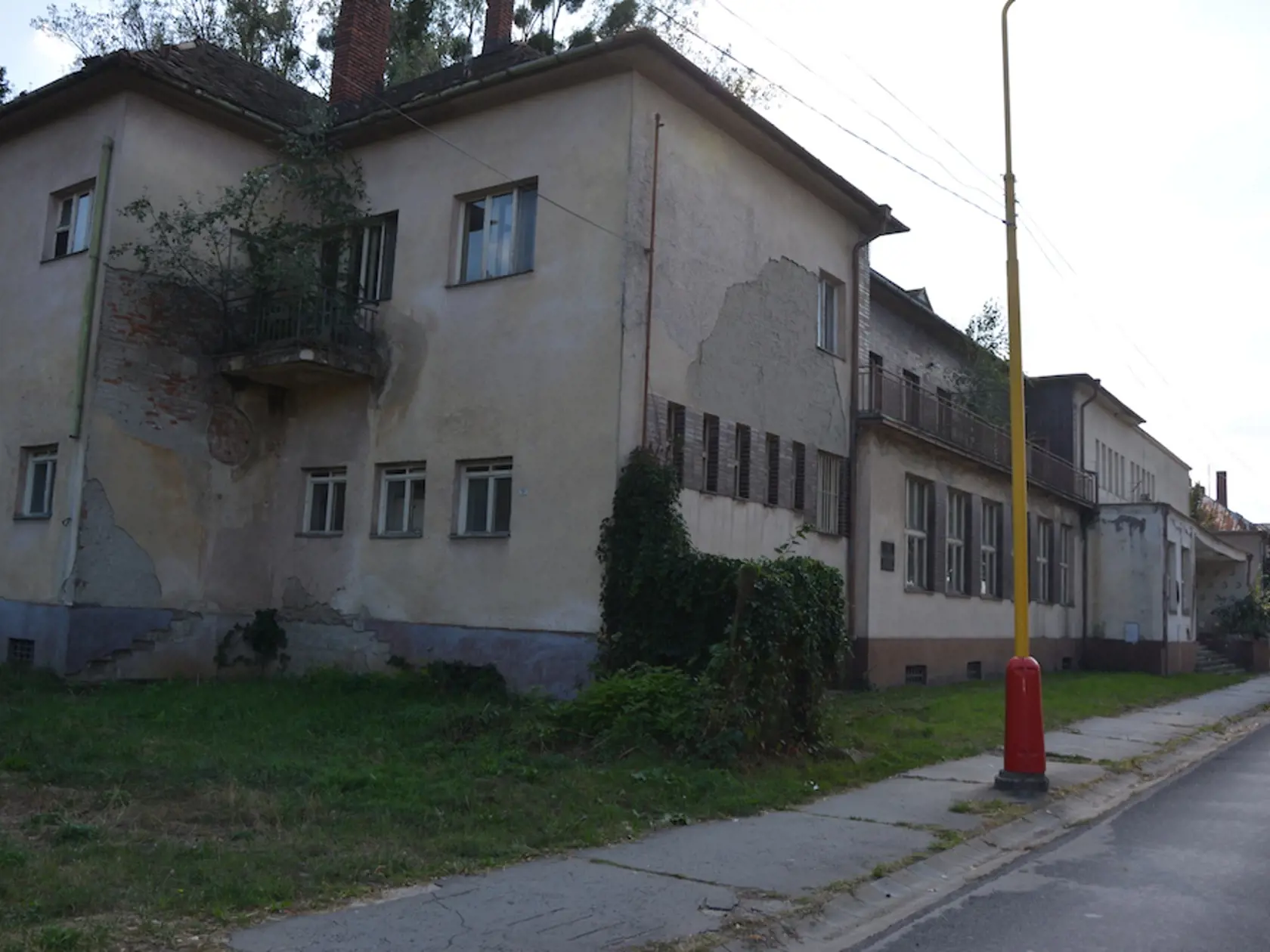 Niekdajší Uzlový klub Revolučného odborového hnutia (ROH), kde sa v roku 1968 stretol Alexander Dubček s prvým tajomníkom Komunistickej strany ZSSR a predsedom Prezídia Najvyššieho Sovietu Leonidom Iljičom Brežnevom.
