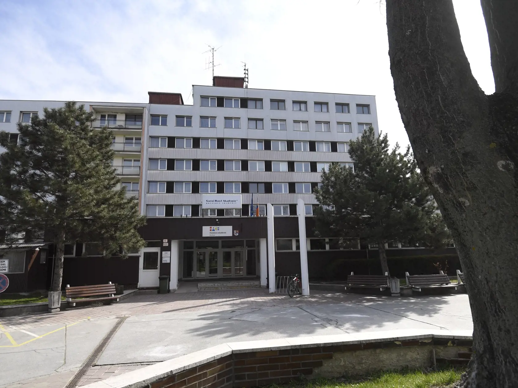 Hotelová akadémia v Košiciach pripravuje školský internát a hotelovú časť pre ubytovanie zdravotníckych pracovníkov, zmluvu podpísali s košickou záchrankou, povedal pre TASR riaditeľ Radko Rakušan. K dispozícii majú 66 izieb pre 155 osôb, v prípade potreby stravovania oživia do 24 hodín činnosť školskej jedálne a budú plne k dispozícii potrebám krízového štábu VÚC. Na snímke Hotelová akadémia so školským internátom. Košice, 26. marca 2020. FOTO TASR – František Iván 