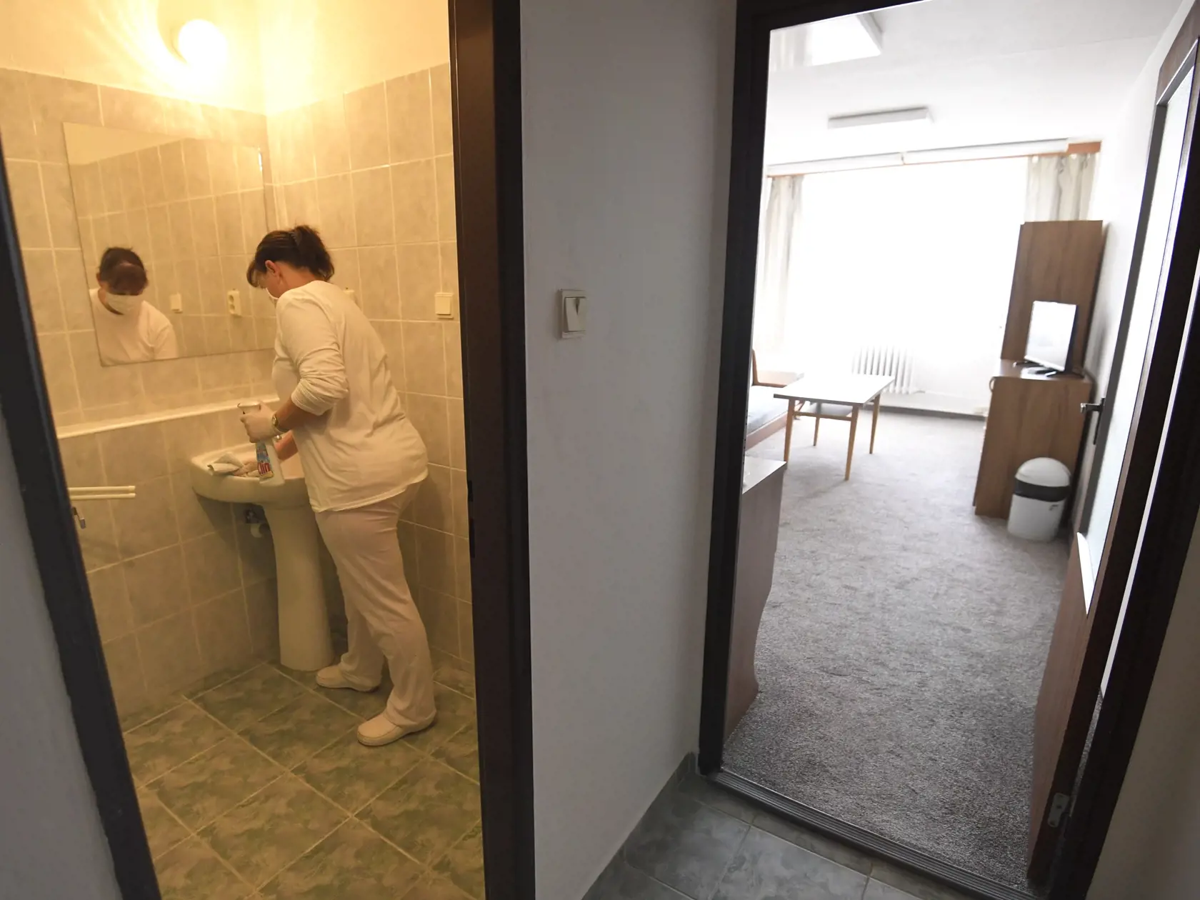 Hotelová akadémia v Košiciach pripravuje školský internát a hotelovú časť pre ubytovanie zdravotníckych pracovníkov, zmluvu podpísali s košickou záchrankou, povedal pre TASR riaditeľ Radko Rakušan. K dispozícii majú 66 izieb pre 155 osôb, v prípade potreby stravovania oživia do 24 hodín činnosť školskej jedálne a budú plne k dispozícii potrebám krízového štábu VÚ. Na snímke dezinfekcia kúpelne. Košice, 26. marca 2020. FOTO TASR – František Iván 