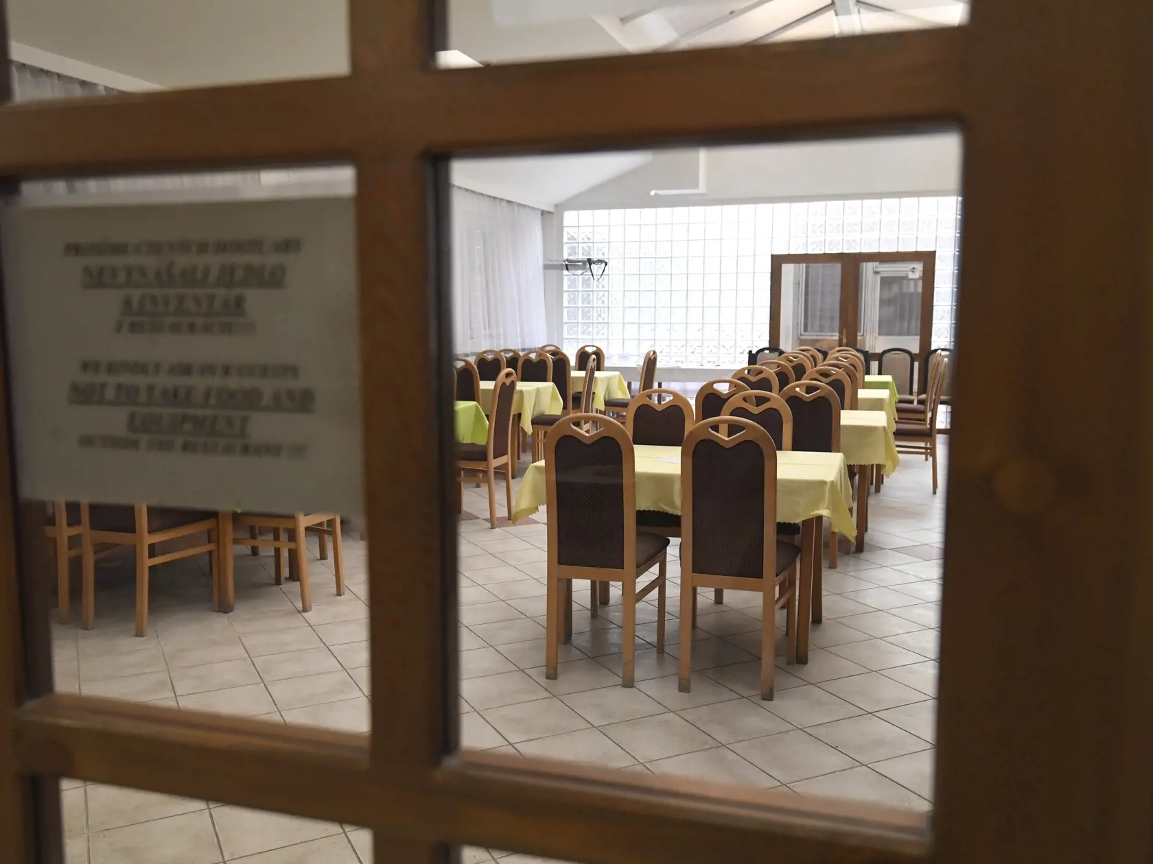 Hotelová akadémia v Košiciach pripravuje školský internát a hotelovú časť pre ubytovanie zdravotníckych pracovníkov, zmluvu podpísali s košickou záchrankou, povedal pre TASR riaditeľ Radko Rakušan. K dispozícii majú 66 izieb pre 155 osôb, v prípade potreby stravovania oživia do 24 hodín činnosť školskej jedálne a budú plne k dispozícii potrebám krízového štábu VÚ. Na snímke internátna jedáleň. Košice, 26. marca 2020. FOTO TASR – František Iván 