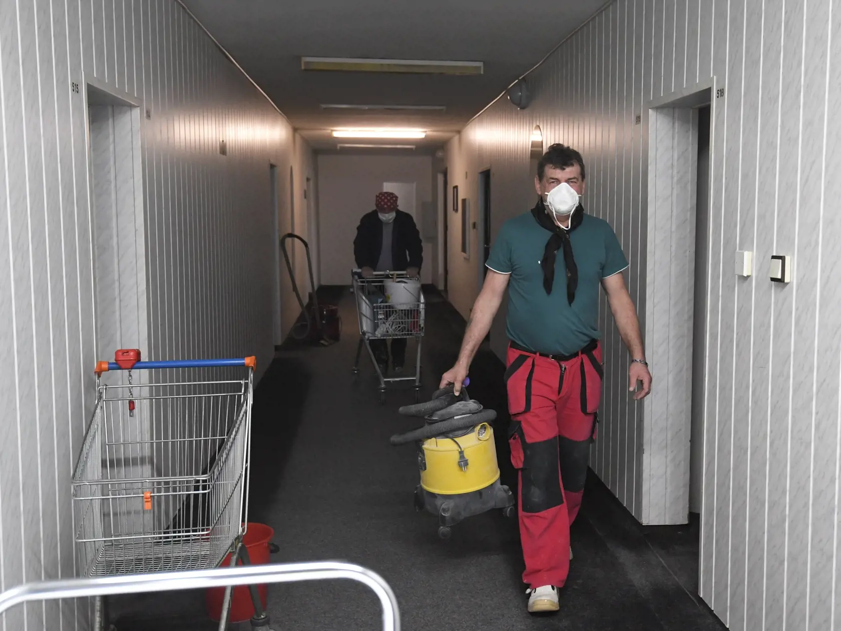 Hotelová akadémia v Košiciach pripravuje školský internát a hotelovú časť pre ubytovanie zdravotníckych pracovníkov, zmluvu podpísali s košickou záchrankou, povedal pre TASR riaditeľ Radko Rakušan. K dispozícii majú 66 izieb pre 155 osôb, v prípade potreby stravovania oživia do 24 hodín činnosť školskej jedálne a budú plne k dispozícii potrebám krízového štábu VÚ. Na snímke upratovanie priestorov. Košice, 26. marca 2020. FOTO TASR – František Iván 
