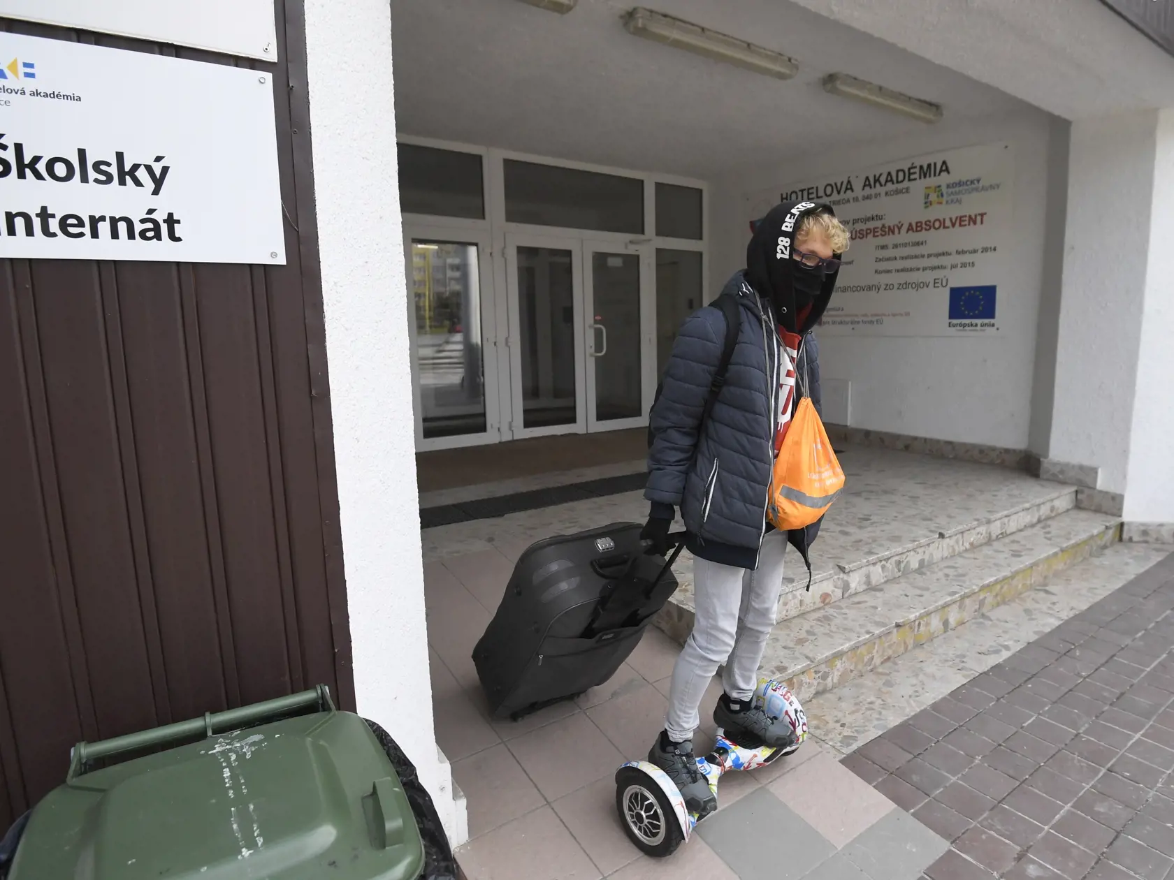 Hotelová akadémia v Košiciach pripravuje školský internát a hotelovú časť pre ubytovanie zdravotníckych pracovníkov, zmluvu podpísali s košickou záchrankou, povedal pre TASR riaditeľ Radko Rakušan. K dispozícii majú 66 izieb pre 155 osôb, v prípade potreby stravovania oživia do 24 hodín činnosť školskej jedálne a budú plne k dispozícii potrebám krízového štábu VÚC. Na snímke študent opúšťa školský internát. Košice, 26. marca 2020. FOTO TASR – František Iván 