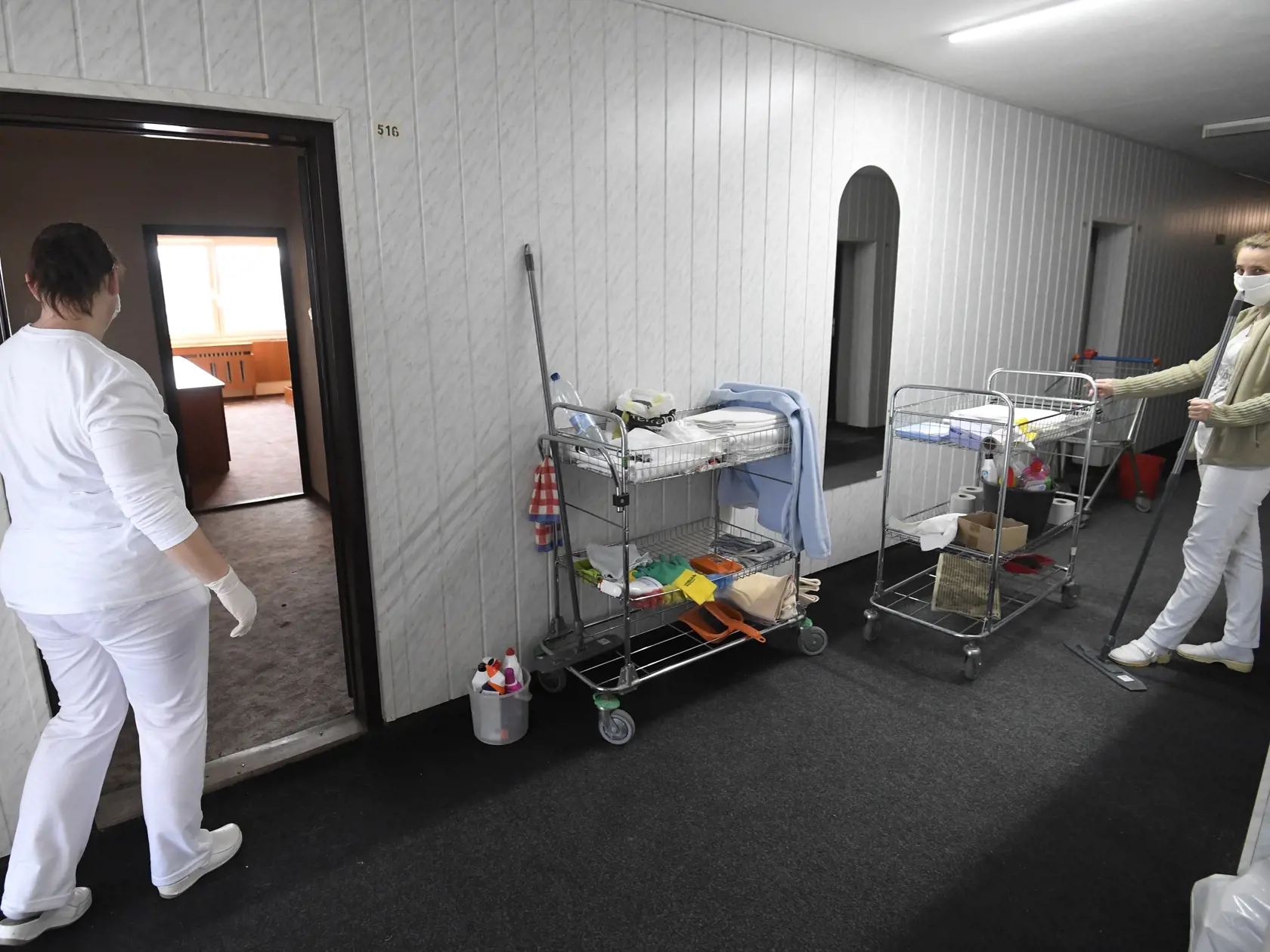 Hotelová akadémia v Košiciach pripravuje školský internát a hotelovú časť pre ubytovanie zdravotníckych pracovníkov, zmluvu podpísali s košickou záchrankou, povedal pre TASR riaditeľ Radko Rakušan. K dispozícii majú 66 izieb pre 155 osôb, v prípade potreby stravovania oživia do 24 hodín činnosť školskej jedálne a budú plne k dispozícii potrebám krízového štábu VÚC. Na snímke upratovanie a dezinfekcia priestorov. Košice, 26. marca 2020. FOTO TASR – František Iván 