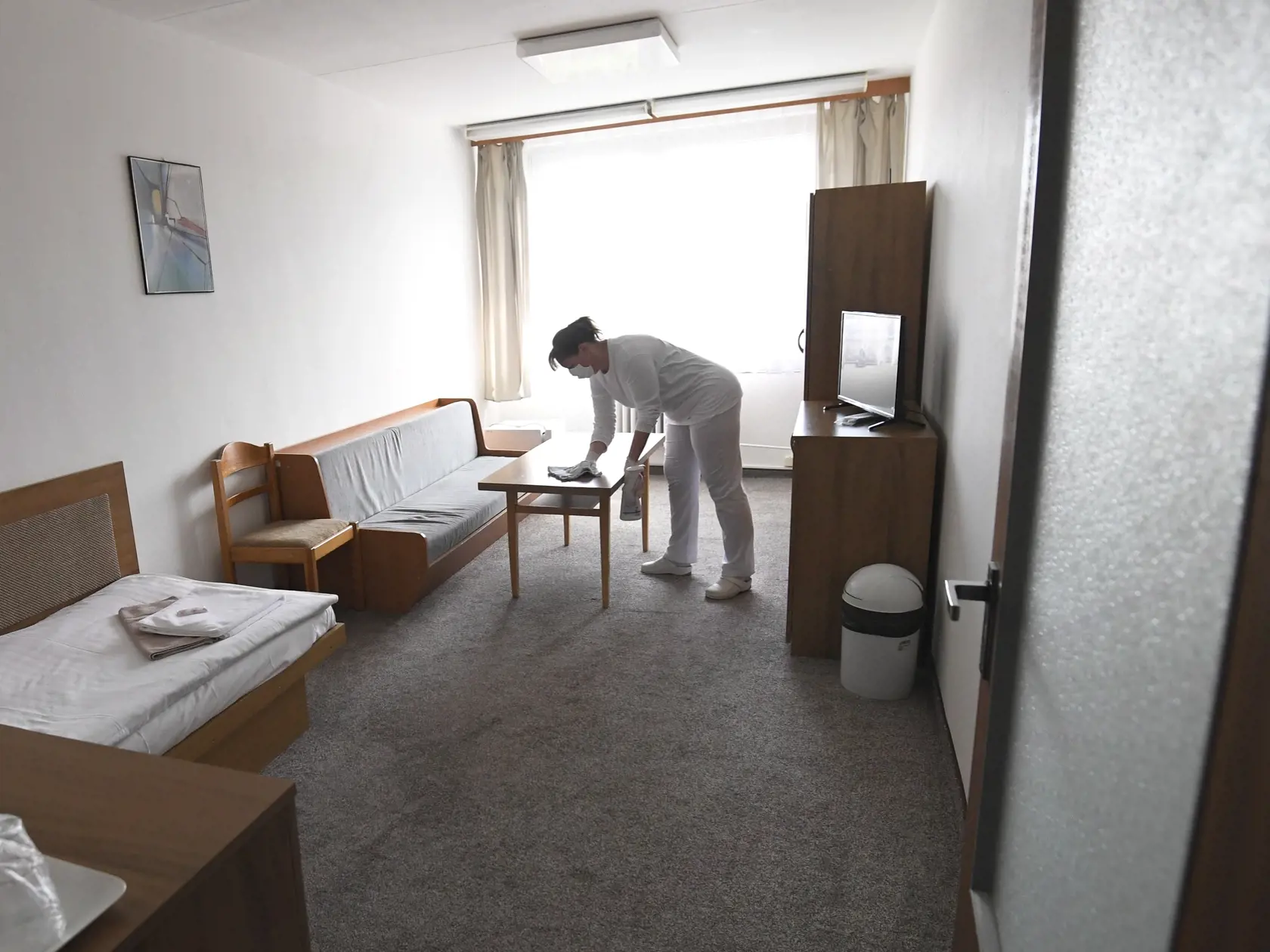 Hotelová akadémia v Košiciach pripravuje školský internát a hotelovú časť pre ubytovanie zdravotníckych pracovníkov, zmluvu podpísali s košickou záchrankou, povedal pre TASR riaditeľ Radko Rakušan. K dispozícii majú 66 izieb pre 155 osôb, v prípade potreby stravovania oživia do 24 hodín činnosť školskej jedálne a budú plne k dispozícii potrebám krízového štábu VÚ. Na snímke  dezinfekcia izby. Košice, 26. marca 2020. FOTO TASR – František Iván 