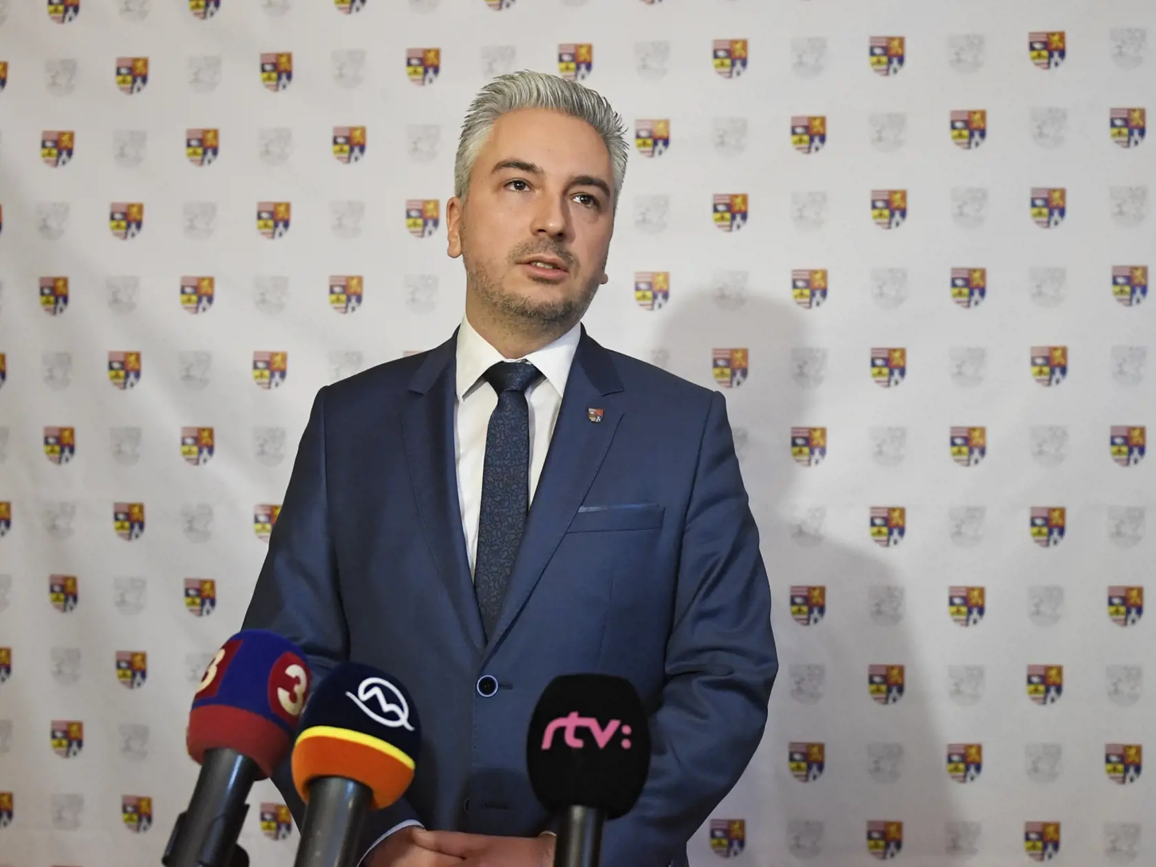 Na snímke predseda Košického samosprávneho kraja (KSK) Rastislav Trnka počas mimoriadneho brífingu v súvislosti so zásahom NAKA pre kauzu predraženého nájmu elokovaného pracoviska v Sečovciach, ktorá patrí pod Spojenú školu Dobšiná. Košice 22. januára 2020. FOTO TASR – František Iván 