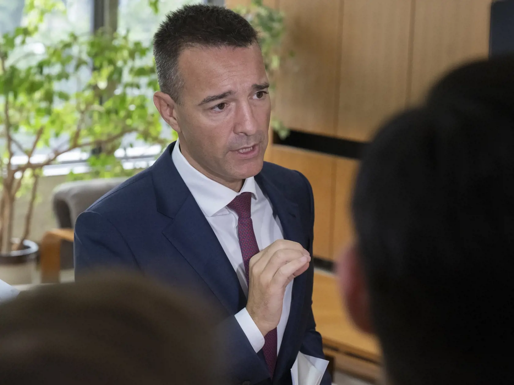 Na snímke ministerstvo školstva, výskumu, vývoja a mládeže SR Tomáš Drucker (Hlas-SD) prichádza na 45. schôdzu vlády SR 21. augusta 2024 v Bratislave. FOTO TASR - Martin Baumann