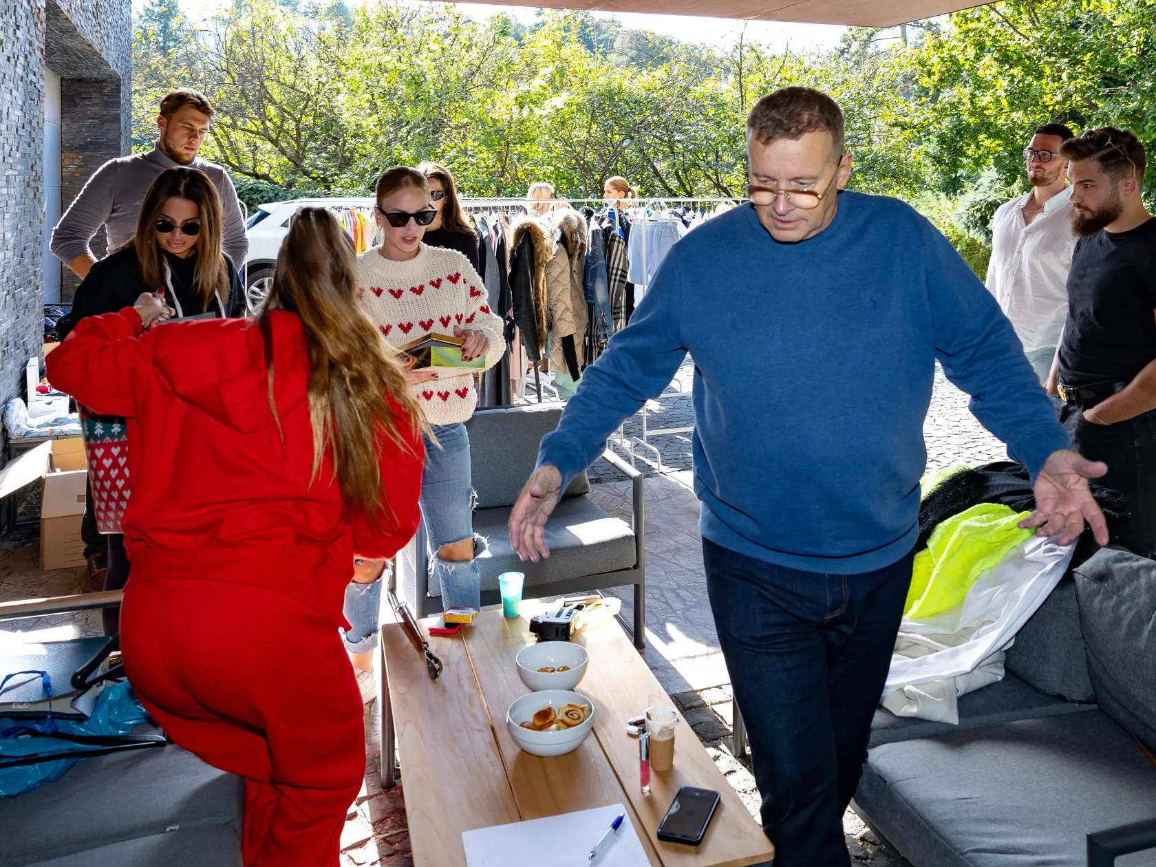 Garážový výpredaj u politika a podnikateľa Borisa Kollára, ktorý zorganizovala jeho partnerka Laura Vizváryová. Výťažok plánuje venovať pre psí útulok.