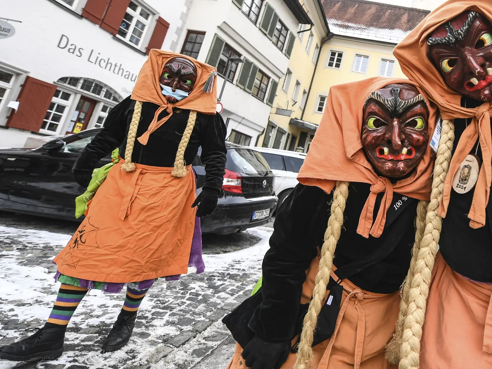 Na snímke niektorí účastníci fašiangov zo Schwarze Veri Zunft Ravensburg prešli cez bránu Obertor v nemeckom Ravensburgu v pondelok 15. februára 2021. Polícia zhromaždenie kvôli pandemickým opatreniamo kamžite prerušila. FOTO TASR/AP