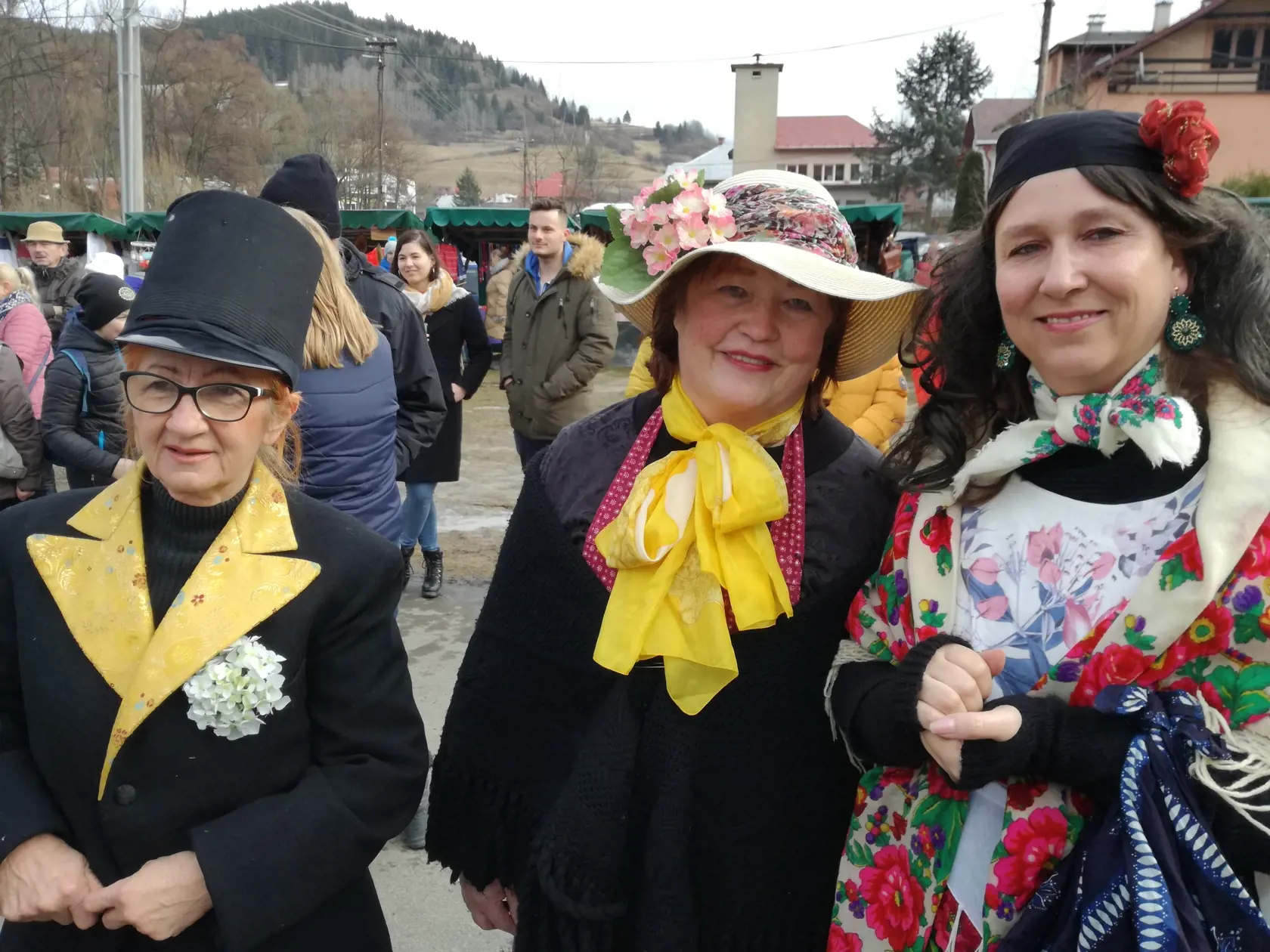 Na Slovensku sme si tento rok fašiangové sprievody museli odpustiť, ale aj zábery z tých minuloročných pobavia.Remeselný jarmok, ale aj ponuka zabíjačkových špecialít či vystúpenia folklórnych súborov a tiež obľúbená súťaž v pílení dreva prilákali 22. februára 2020 stovky ľudí pred kultúrny dom v Čiernom Balogu v okrese Brezno. Obec a miestna folklórna skupina Kýčera tam organizovali 25. ročník asi najznámejších tradičných osláv fašiangu na Horehroní s názvom Už sa fašiang kráti. EASYFOTO TASR - Jozef Poliak