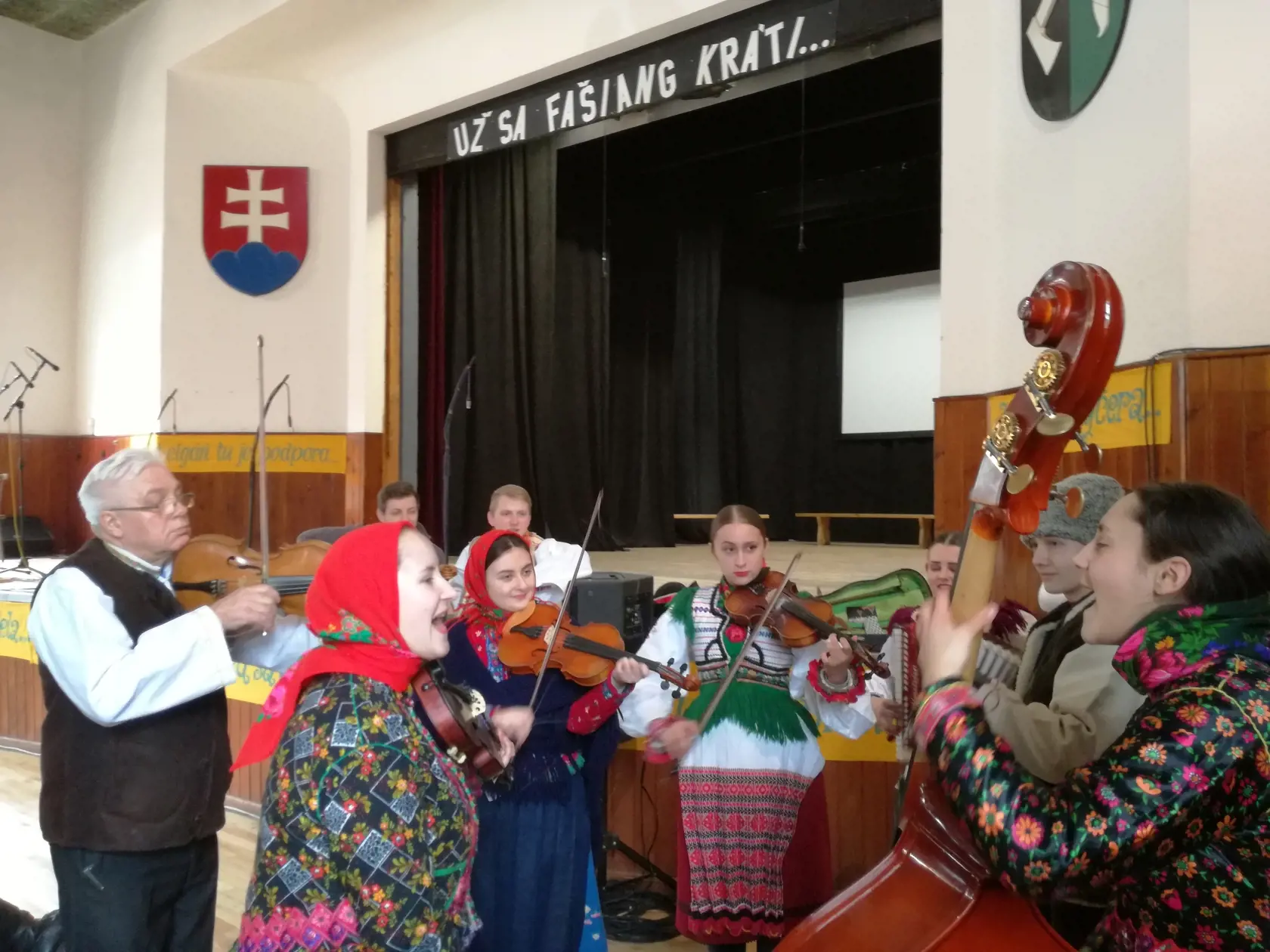 Na Slovensku sme si tento rok fašiangové sprievody museli odpustiť, ale aj zábery z tých minuloročných pobavia.Remeselný jarmok, ale aj ponuka zabíjačkových špecialít či vystúpenia folklórnych súborov a tiež obľúbená súťaž v pílení dreva prilákali 22. februára 2020 stovky ľudí pred kultúrny dom v Čiernom Balogu v okrese Brezno. Obec a miestna folklórna skupina Kýčera tam organizovali 25. ročník asi najznámejších tradičných osláv fašiangu na Horehroní s názvom Už sa fašiang kráti. EASYFOTO TASR - Jozef Poliak
