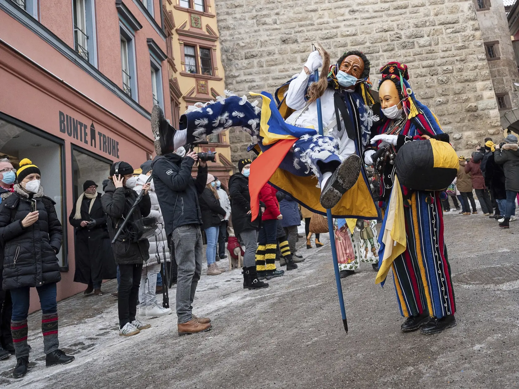 Na snímke muž v kostýme a maske miestneho šaša (Federahannes) s ochranným rúškom predvádza skok pomocou palice počas "šašovského skoku" v juhonemeckom meste Rottweil 15. februára 2021. Kvôli pandémii nového koronavírusu  bol fašiangový karneval v meste oficiálne zrušený, ale niektorí nadšenci si udalosť nenechali ujsť. FOTO TASR/AP