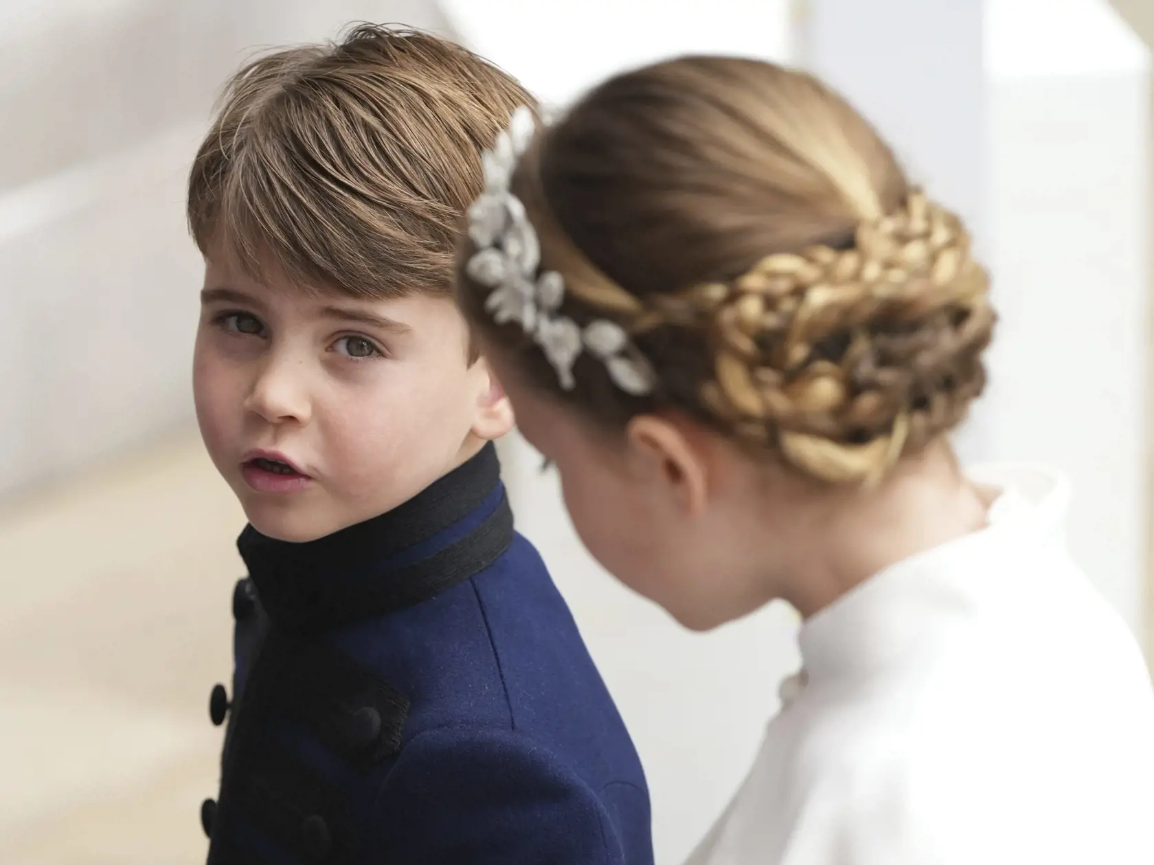Princezná Charlotte prišla na korunováciu po boku mladšieho brata princa Louisa.