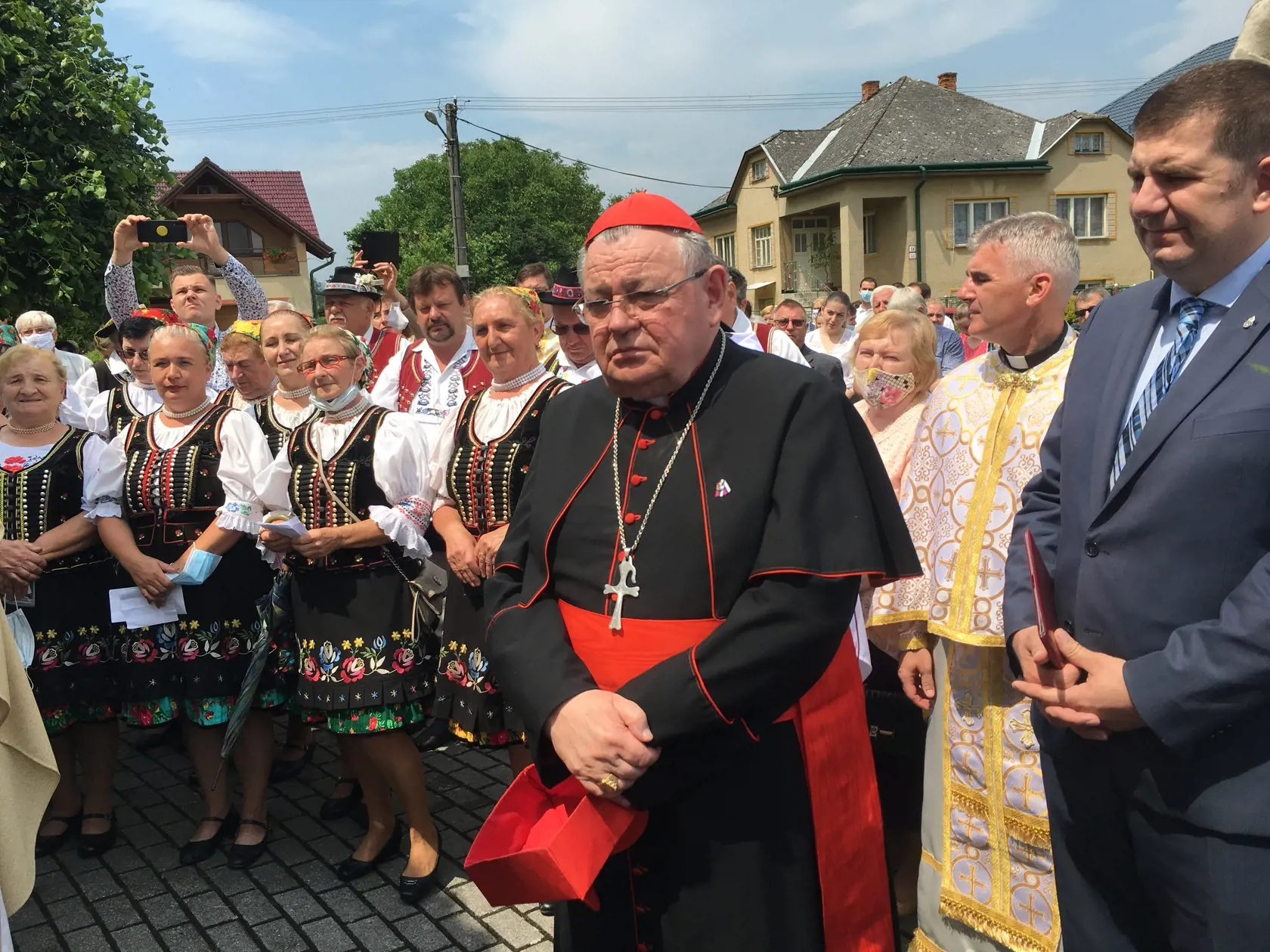 Kardinál Duka napriek únavnej ceste a nabitému programu prijal úlohu odhaliť pamätnú tabuľu v obci v okrese Vranov nad Topľou.
