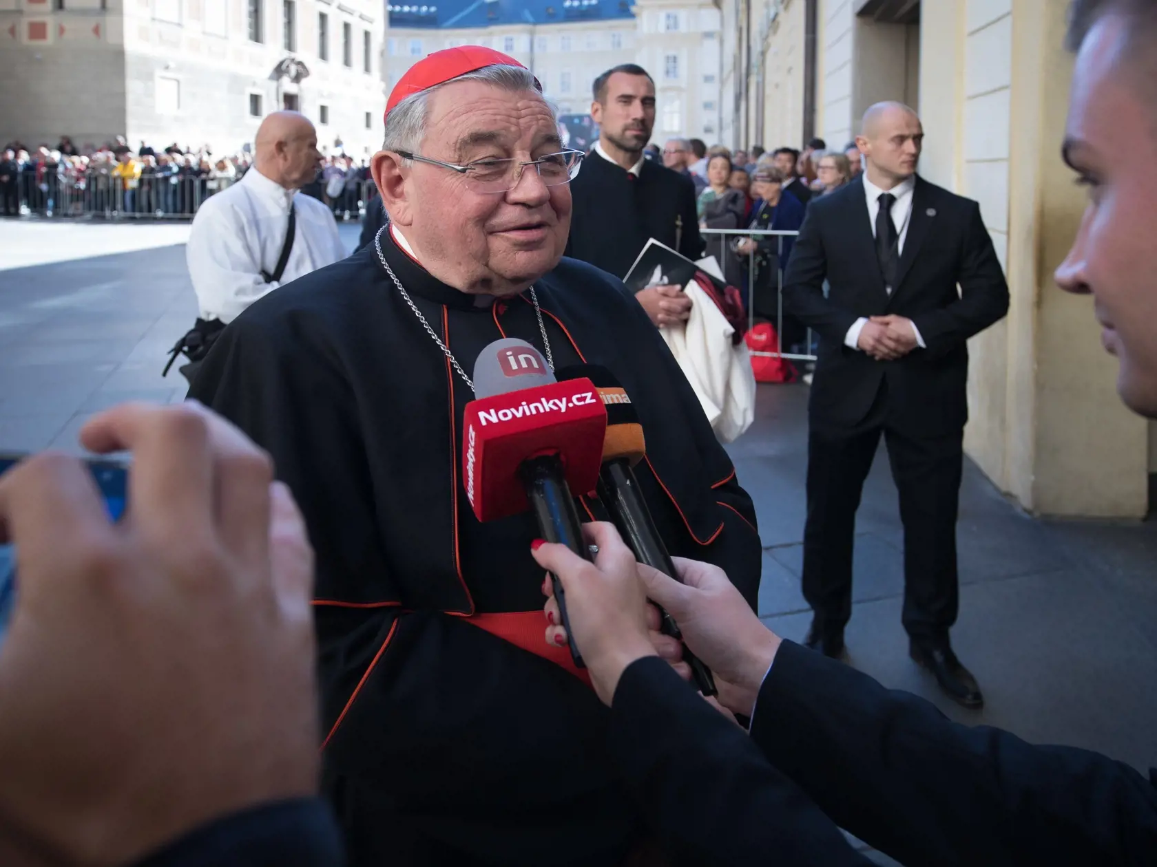 Zádušná omša za zosnulého Karla Gotta v chráme Svätého Víta na Pražskom hrade. S hudobnou legendou sa prišlo rozlúčiť množstvo známych osobností kultúrneho a verejného života. Na snímke je kardinál Dominik Duka.