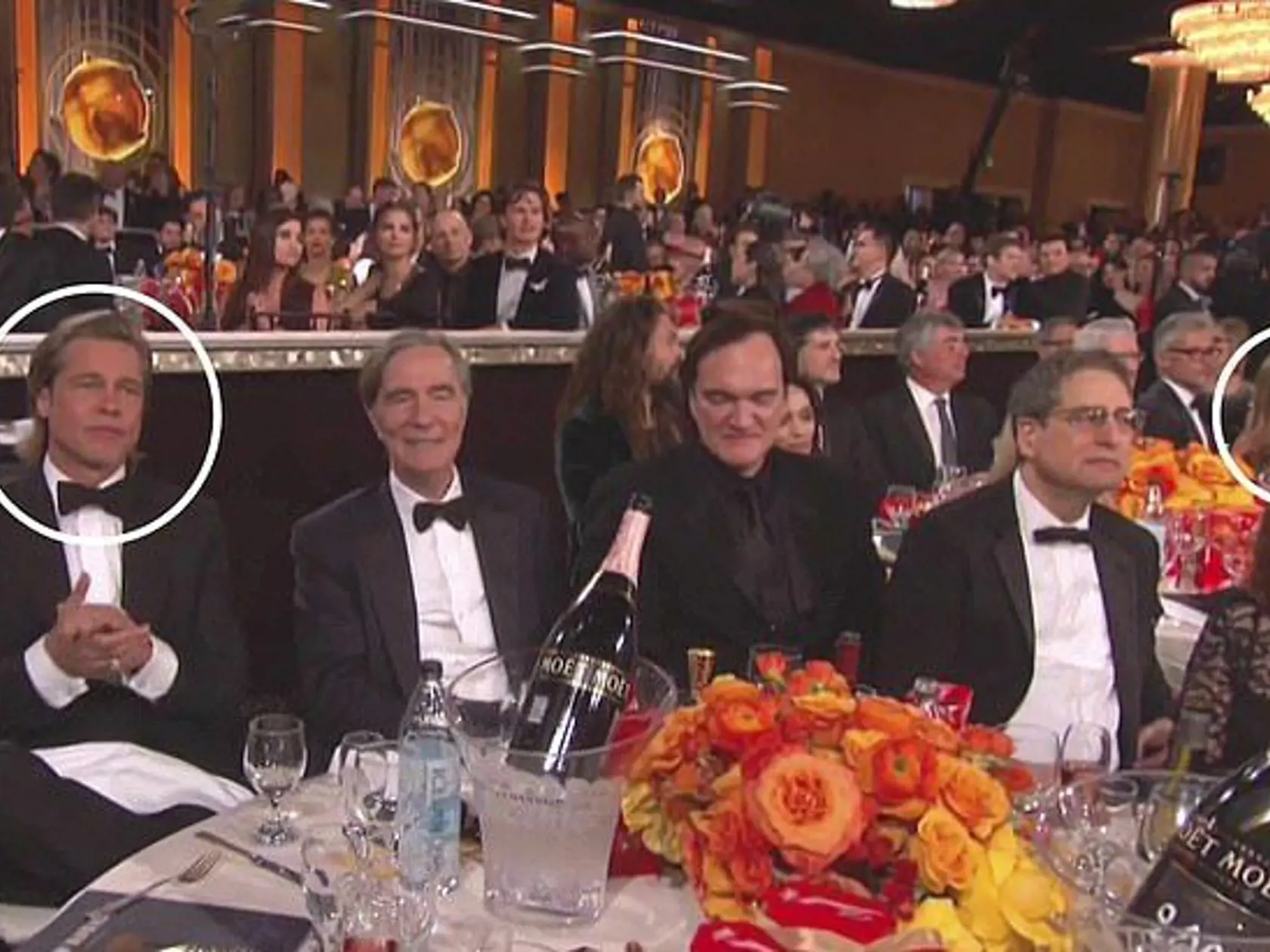 Pitt (vľavo) a Aniston (vpravo) sedeli na ceremoniáli kúsok od seba.