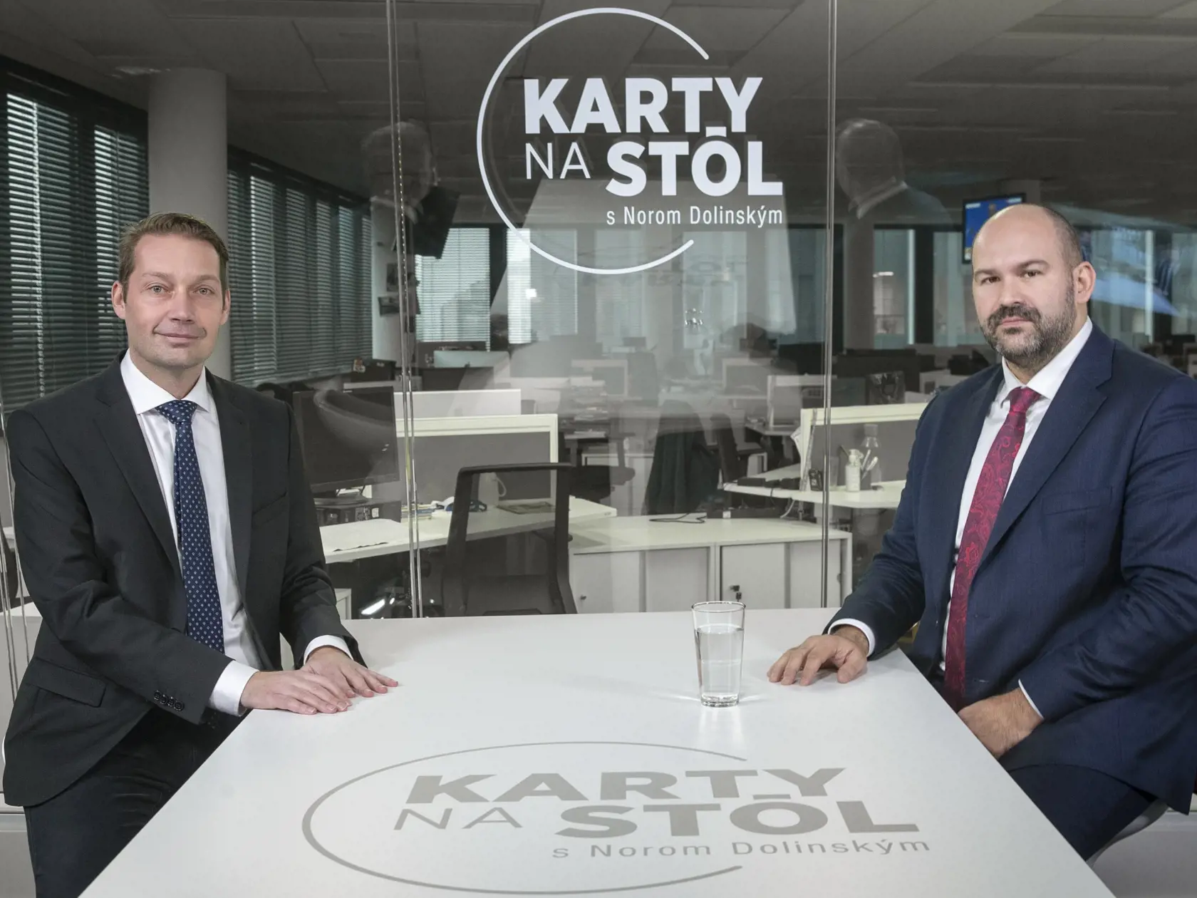 Peter Pčolinský odišiel z hnutia Sme rodina. Teraz za peniaze zverejňuje súkromné fotky a videá politických exkolegov.