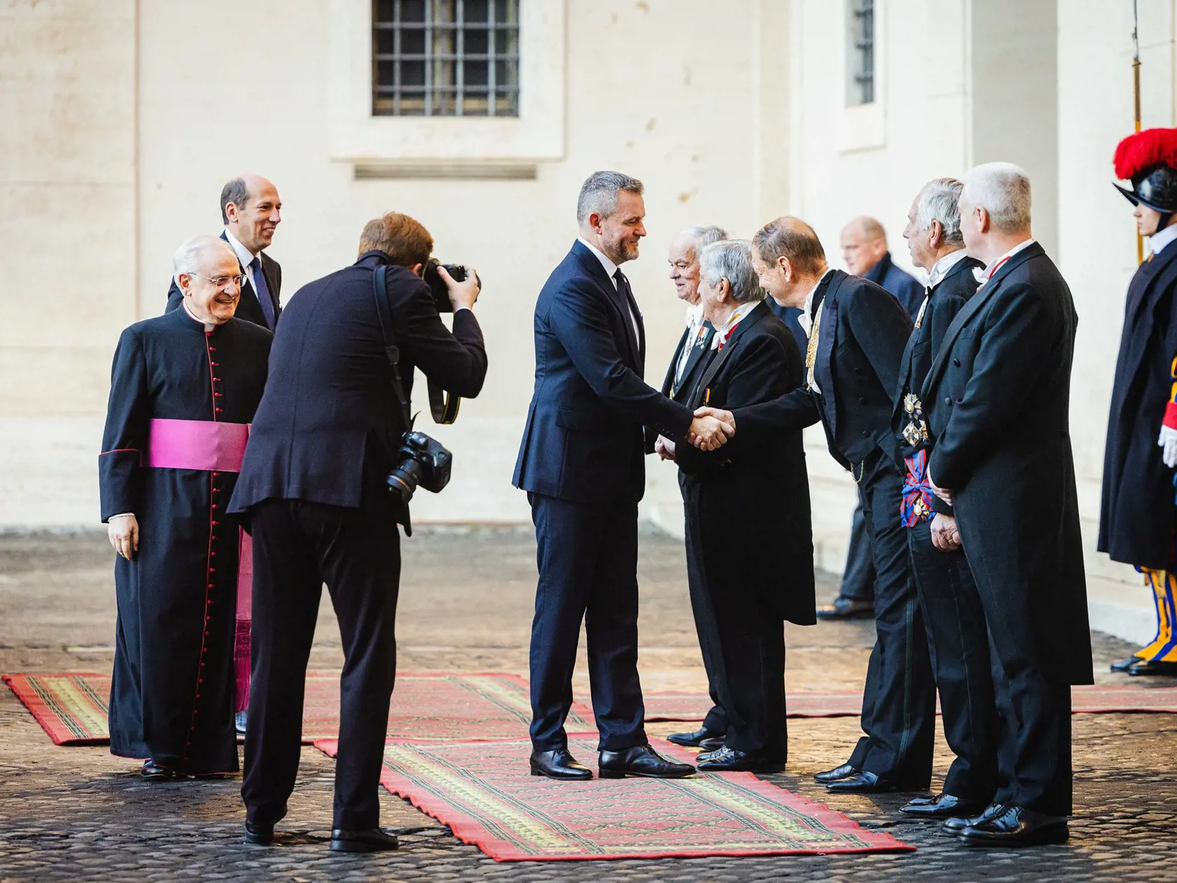 Prezident sa víta s predstaviteľmi Vatikánu. 