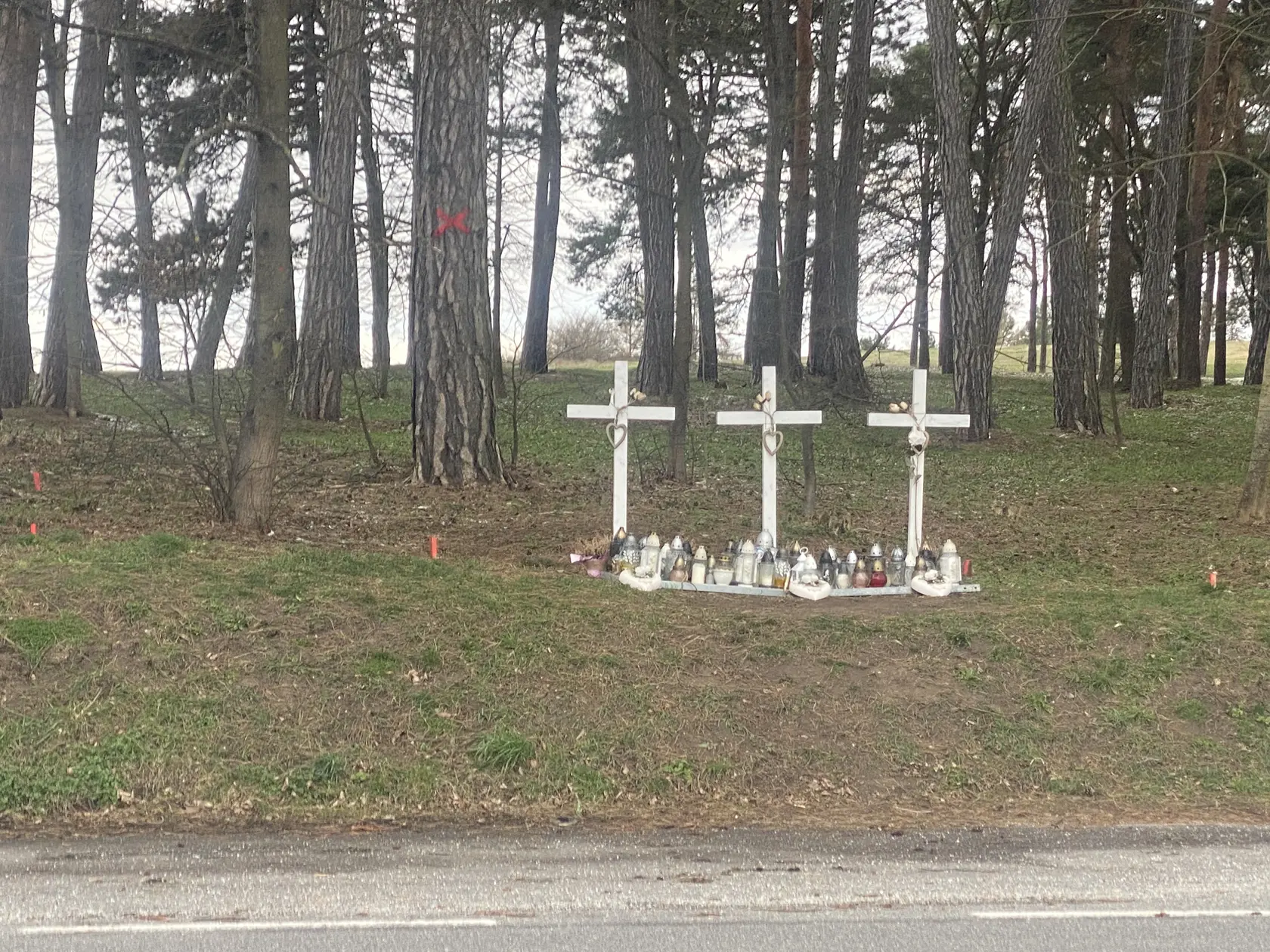 Tri kríže stoja v Spišskom Podhradí pri vstupe do Spišskej Kapituly už rok ako memento obrovskej tragédie - smrti troch nevinných dievčat, ktoré zomreli počas cesty na diecézne stretnutie so spišským biskupom pod kolesami autobusu.