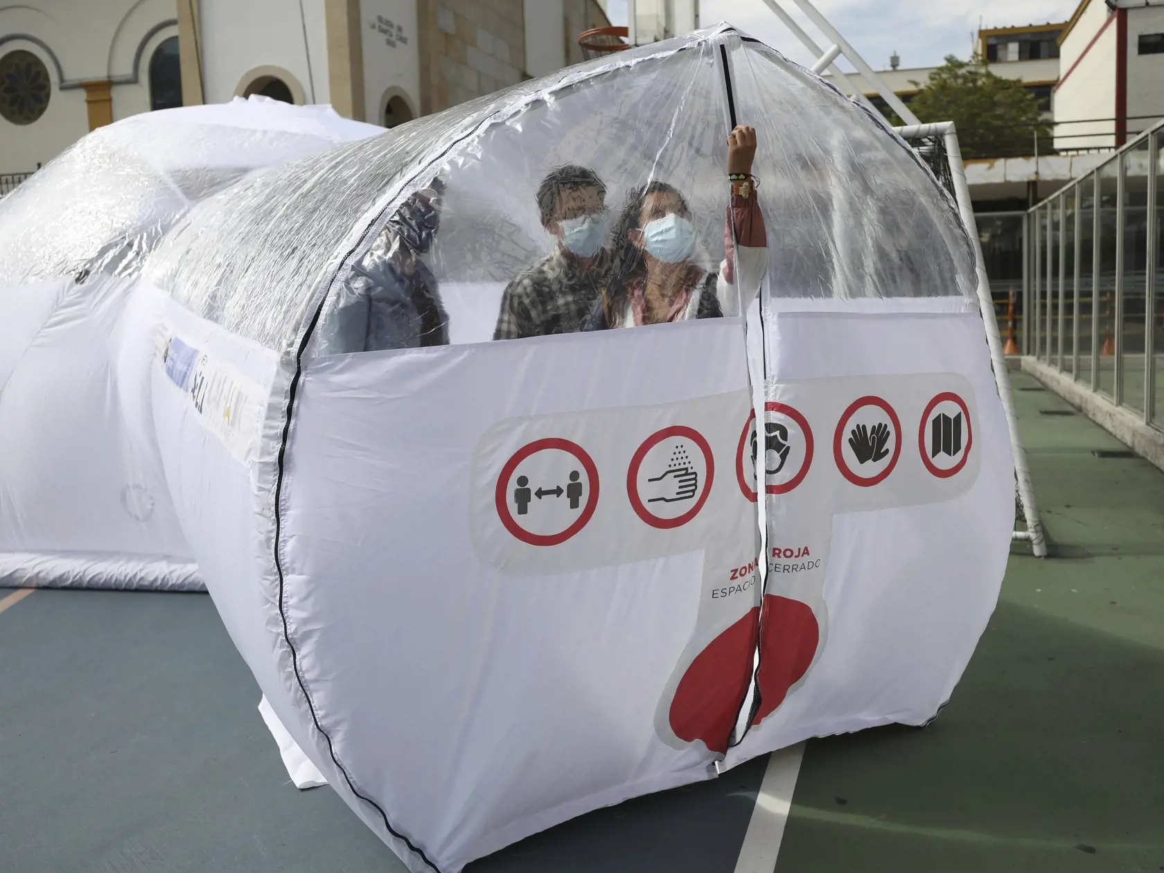 Takéto nafukovacie "bubliny" majú v pláne pristaviť na parkoviská či v telocvičniach. Každá komora je široká päť metrov a môžu byť do nej umiestnení naraz dvaja pacienti.