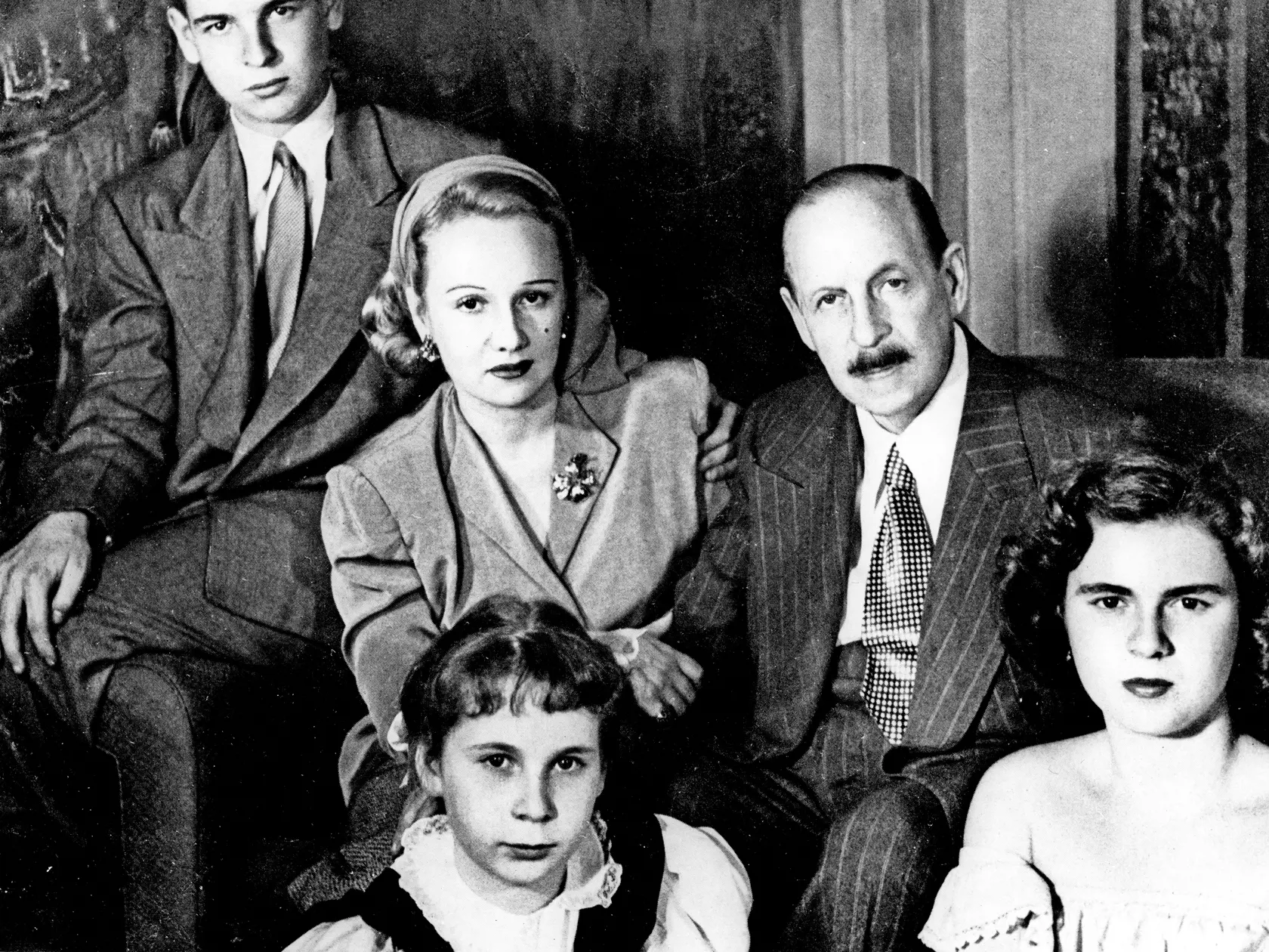 Kalman, Emmerich Komponist, 1882–1953.

Emmerich Kalman mit seiner Frau Vera und den Kindern Charles, Yvonne und Lili in ihrem New Yorker Heim.

Foto, 1948.,Image: 277188419, License: Rights-managed, Restrictions: , Model Release: no