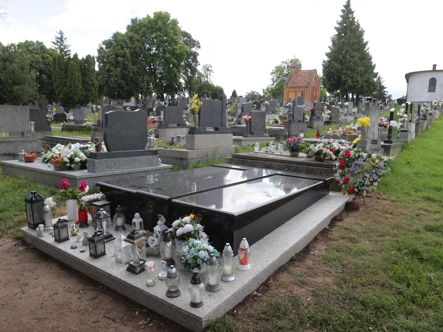 Rok od smrti talentovaného Dana Heribana (†43). Konečne má tmavý mramorový náhrobok. Vedľa hrobu stojí veľké srdce z kvetov, na ktorom sa vyníma dojímavý odkaz od jeho milovaných synov.