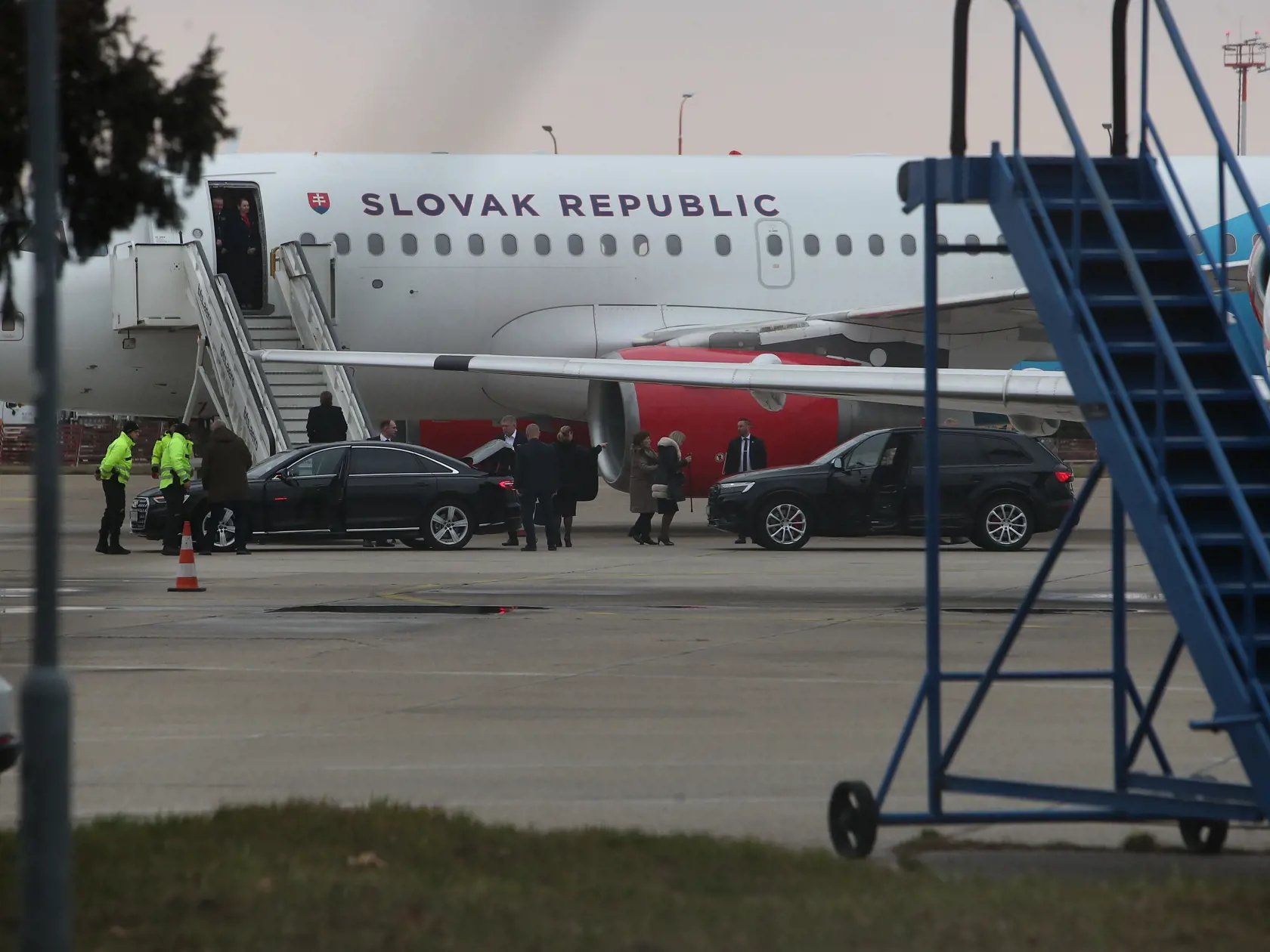 Fico s mamou u pápeža. Po návrate na Slovensko odvoz z letiska limuzínou s majákmi