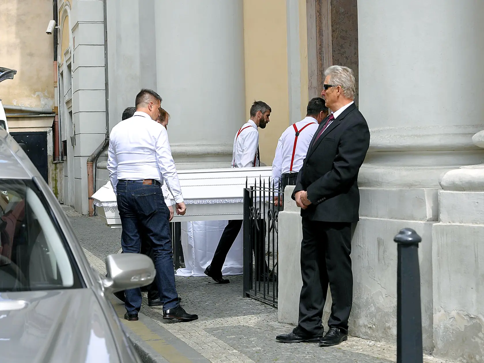Rakvu priniesli do priestorov kostola. 