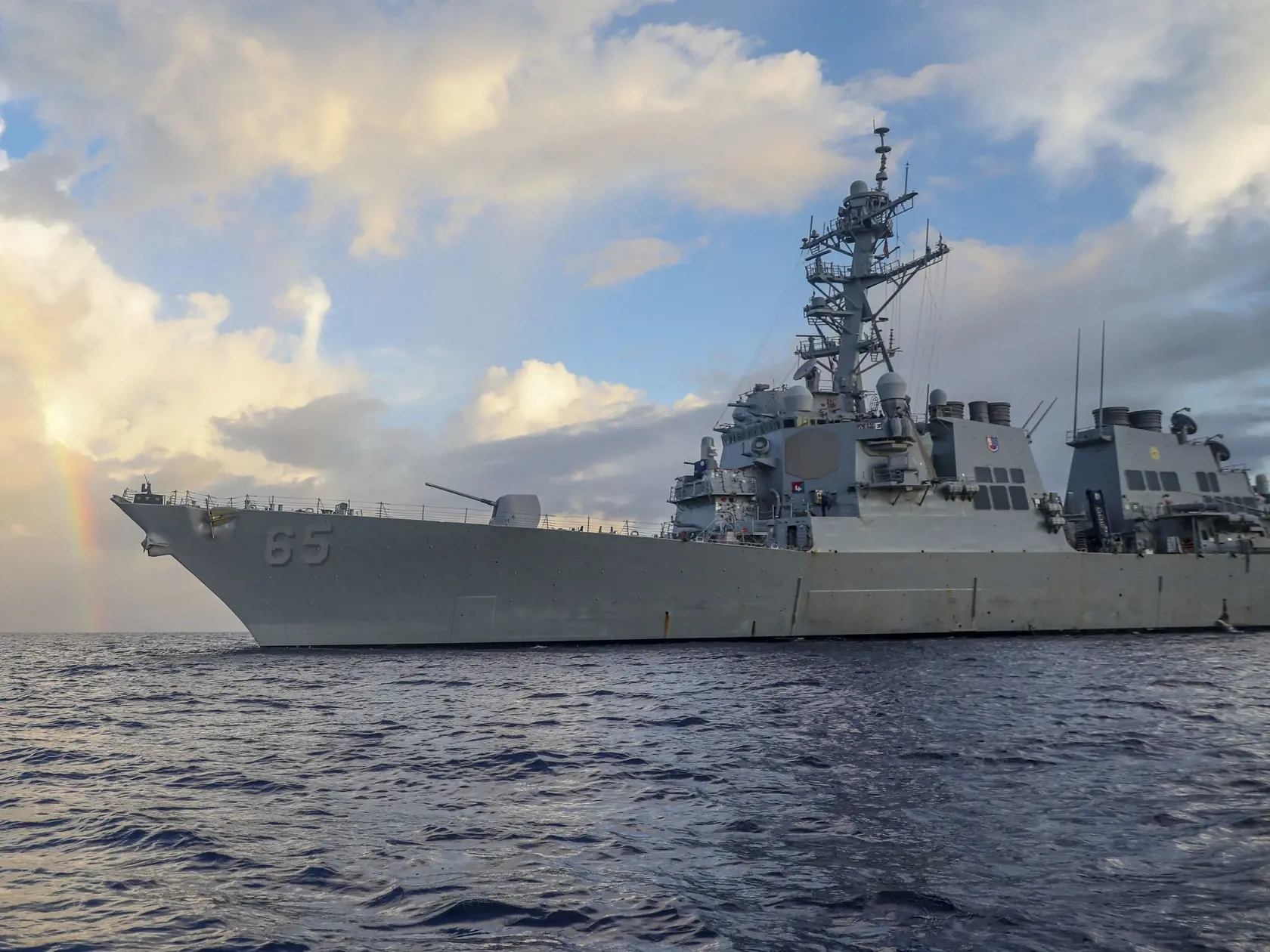 PK 14 archív Filipínske more - Na archívnej snímke z 24. júna 2022 americký torpédoborec USS Benfold počas bežnej operácie vo Filipínskom mori. Americký torpédoborec sa v stredu 13. júla plavil v blízkosti sporných Paracelských ostrovov v Juhočínskom mori. Peking uviedol, že zahnal túto loď po tom, ako neoprávnene vstúpila do čínskych teritoriálnych vôd. FOTO TASR/AP

In this photo provided by U.S. Navy, Arleigh Burke-class guided-missile destroyer USS Benfold (DDG 65) conducts routine underway 