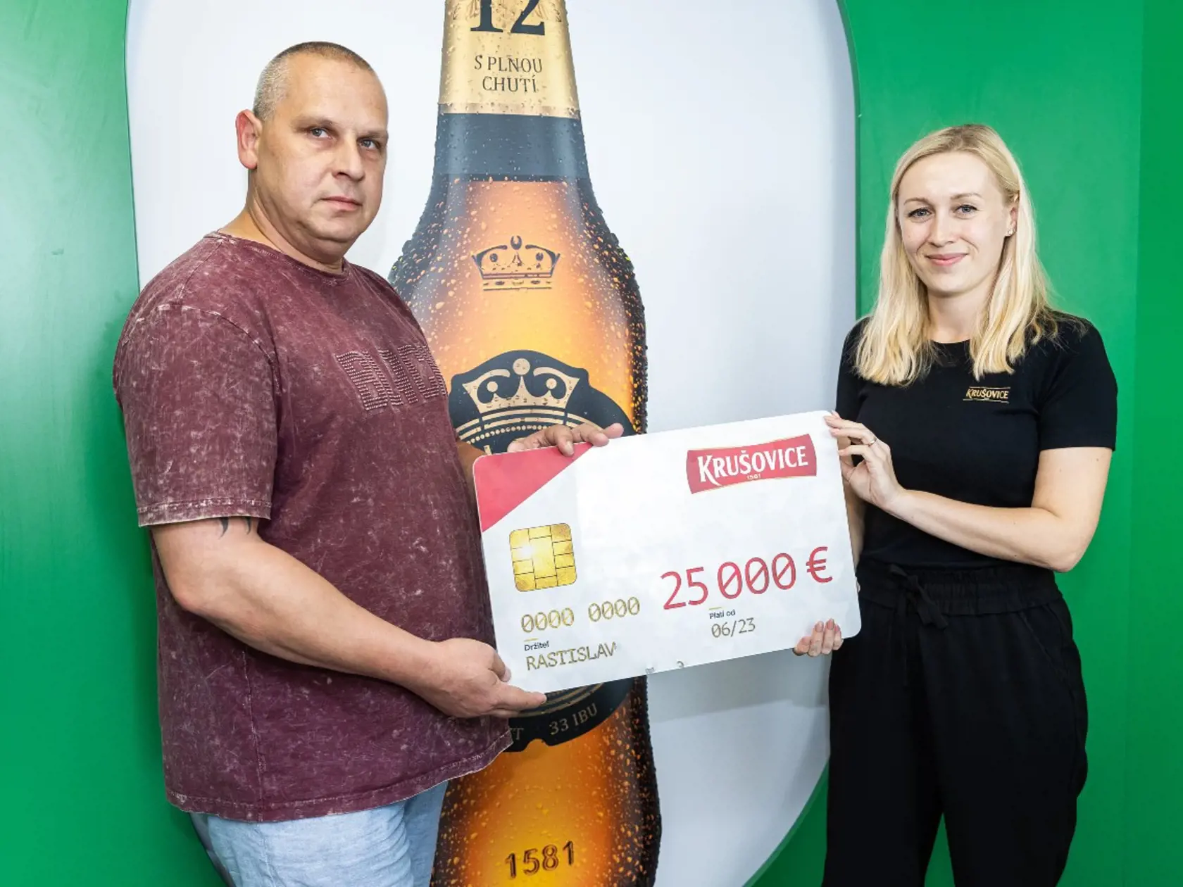Výherca súťaže so značkou Krušovice Rastislav a Martina Murínová z trade marketing.