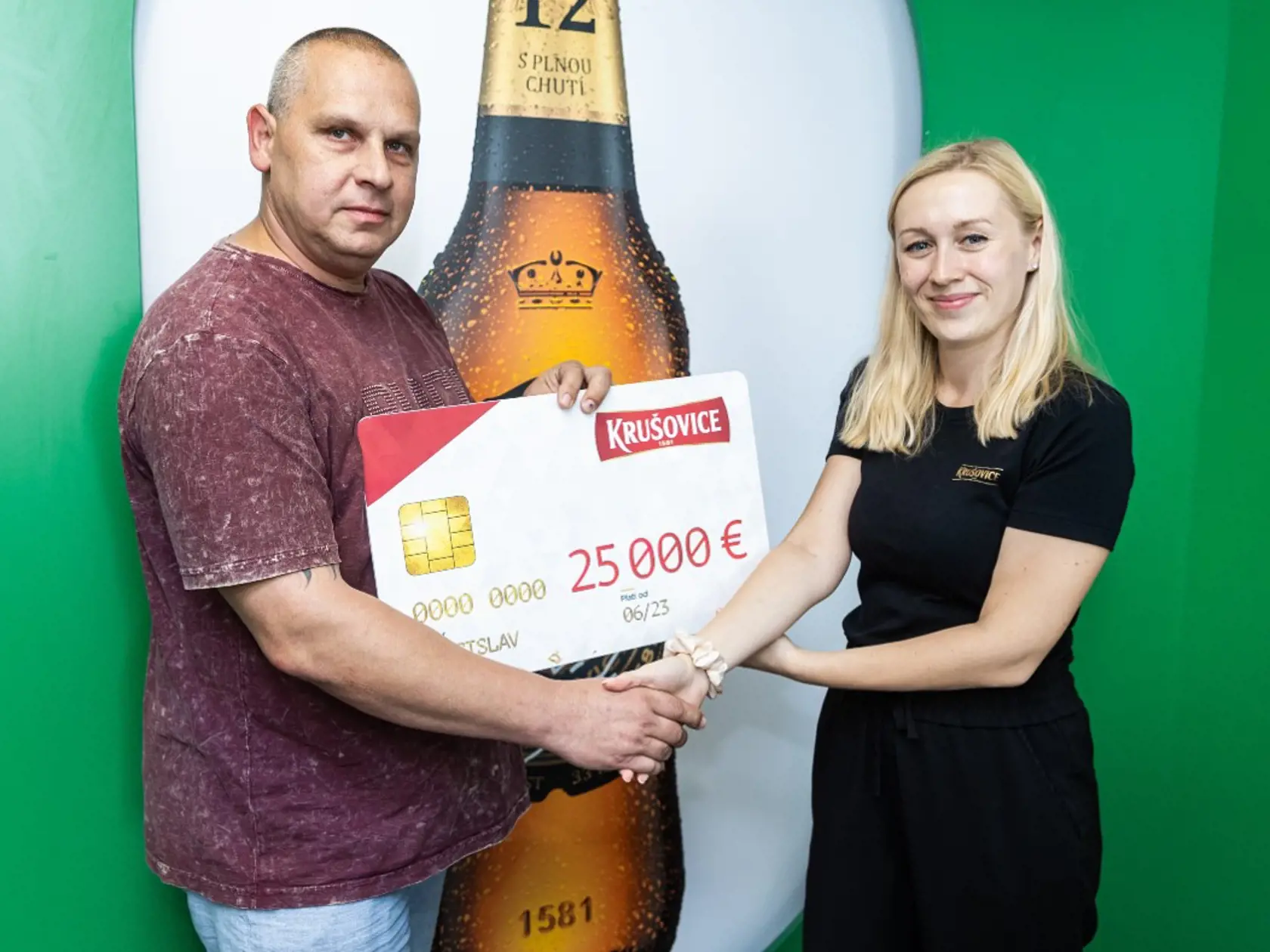 Martina Murínová z trade marketingu gratuluje Rastislavovi, víťazovi súťaže so značkou Krušovice.
