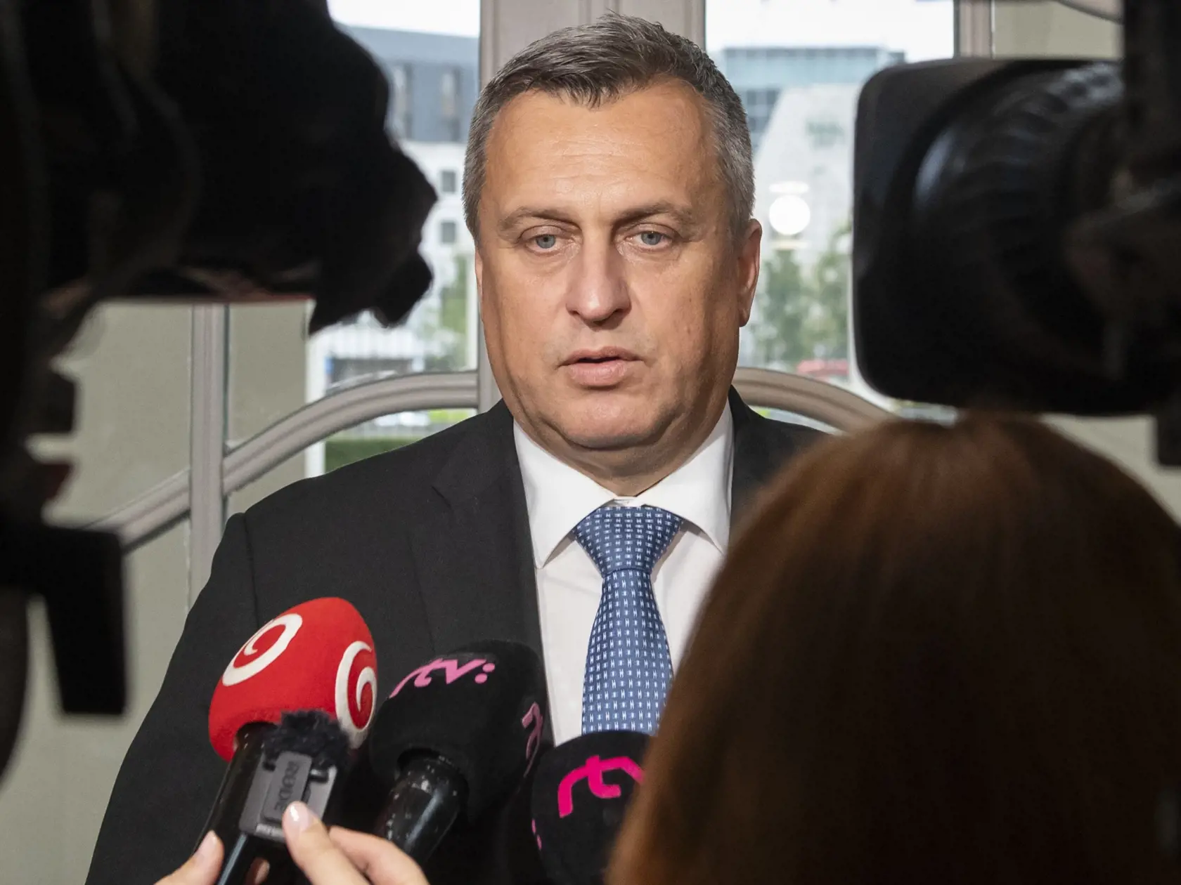 Andrej Danko nabúral v Dúbravke do semaforu, z miesta nehody odišiel.