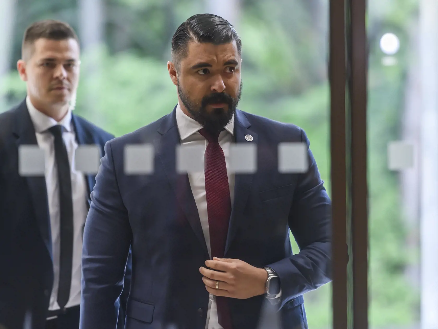 Na snímke námestník riaditeľa SIS poverený výkonom právomocí riaditeľa SIS Pavol Gašpar  prichádza na mimoriadne zasadnutie Bezpečnostnej rady SR v Bratislave 22. mája 2024.