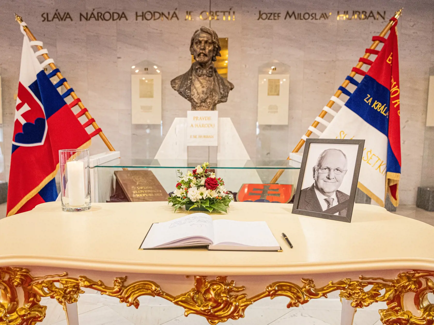 Kondolenčná kniha určená Dušanovi Čaplovičovi (†78) v slovenskom parlamente.