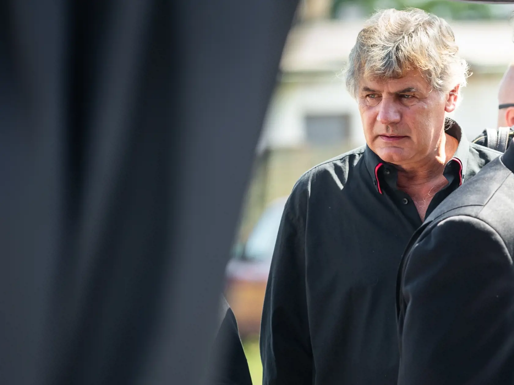 Júl 2020: Pohreb manželky Otta Weitera Andrey Fischer na cintoríne v Dunajskej Lužnej. Na snímke zdrvený spevák Otto Weiter s dcérou Andreou.